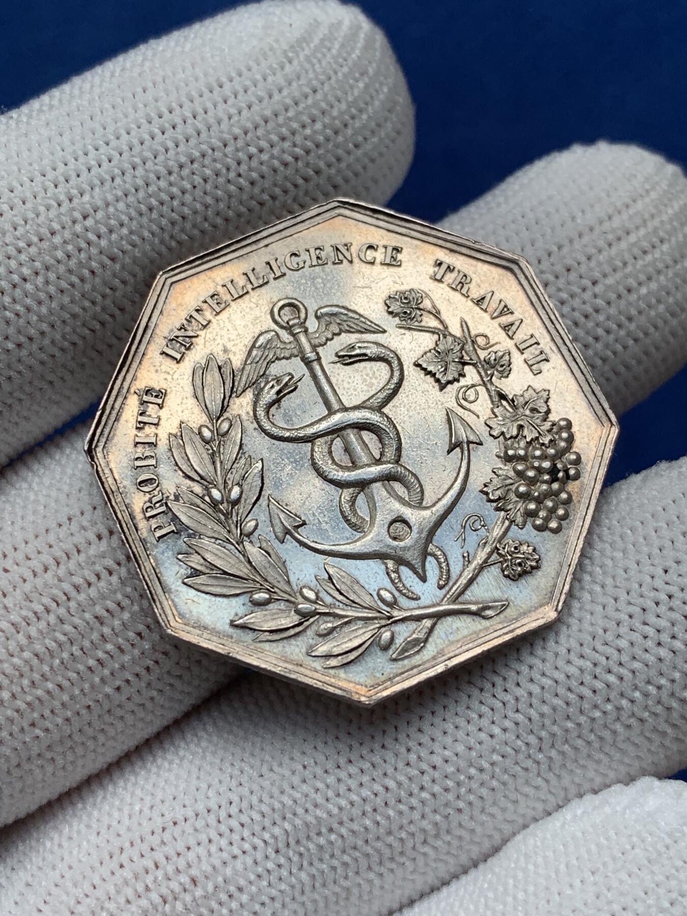 《竞宝斋》第281场- 周日，周一 ，周二3场连拍 （全场包邮） 法国蒙特利埃商会八角银jeton，后铭文：正直的智力劳动，33.2mm，17.58克，手指+ARGENT边铭