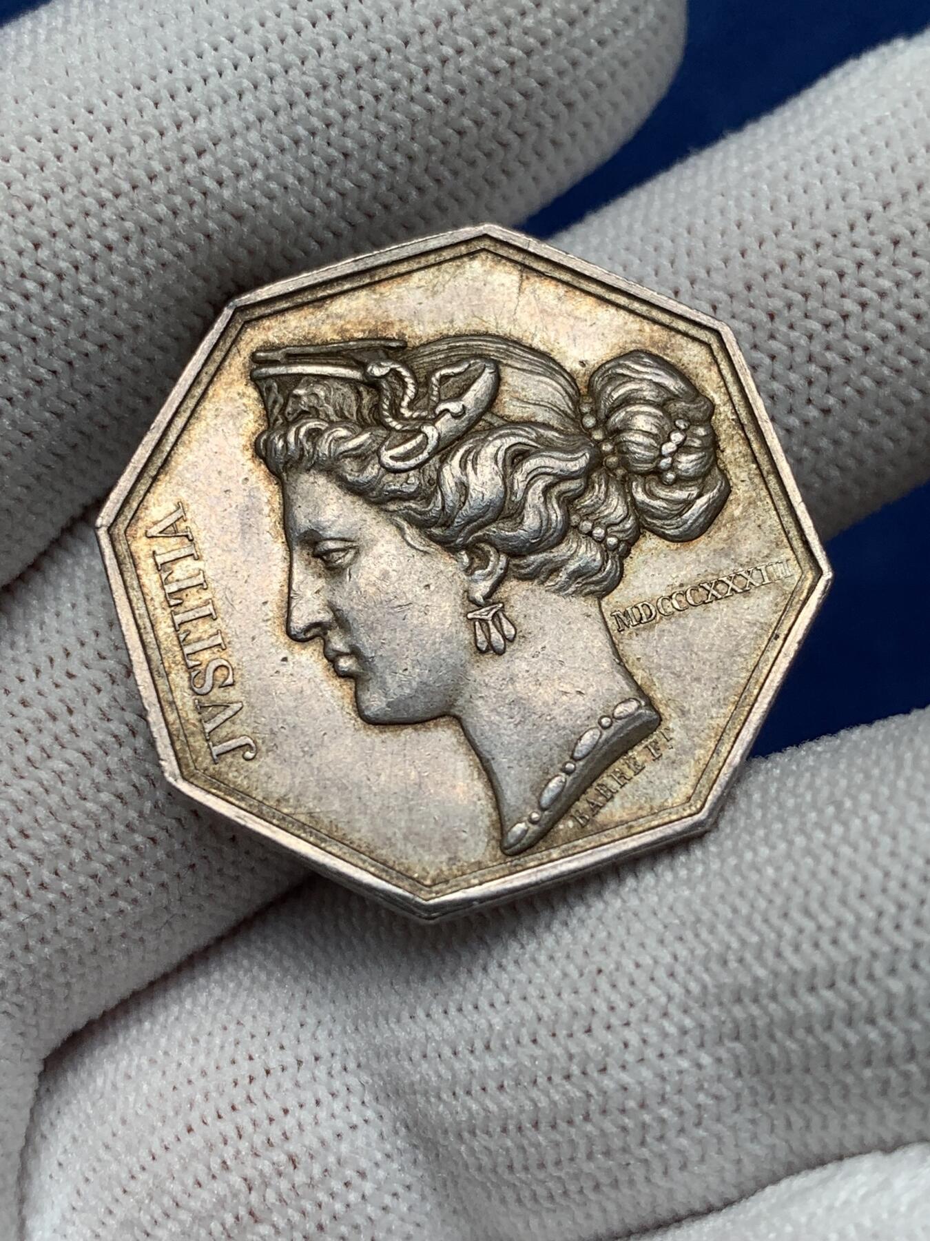 《竞宝斋》第281场- 周日，周一 ，周二3场连拍 （全场包邮） 法国1833年特鲁瓦地区公证人八角银jeton（图案为正义女神朱斯提提亚） 30.5mm，13.26克，油灯边铭