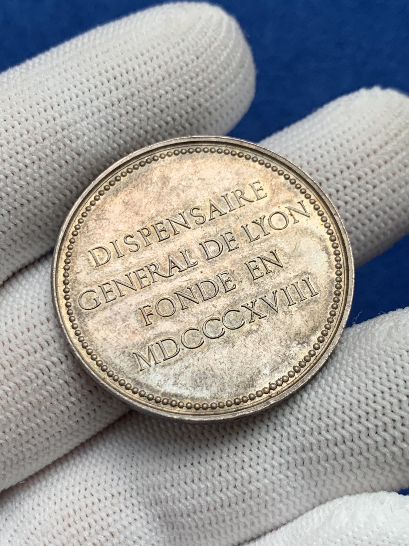 《竞宝斋》第281场- 周日，周一 ，周二3场连拍 （全场包邮） 法国银质jeton，里昂药剂师，14.80g，33.8mm，手指边铭