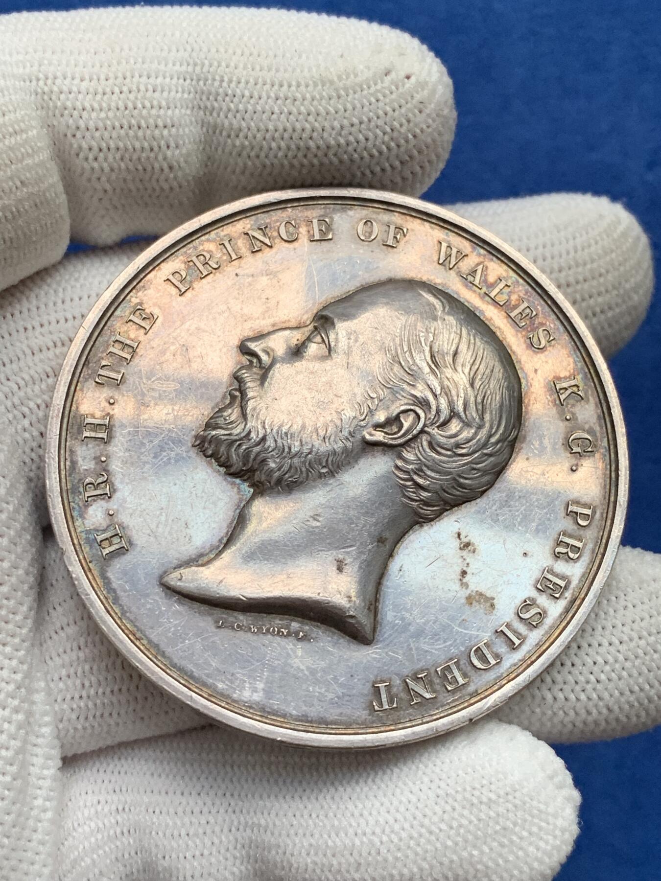 《竞宝斋》第281场- 周日，周一 ，周二3场连拍 （全场包邮） 英国1897年伦敦城市行业协会银质奖章，威尔士亲王，未来的爱德华七世，74.8g，51.2mm