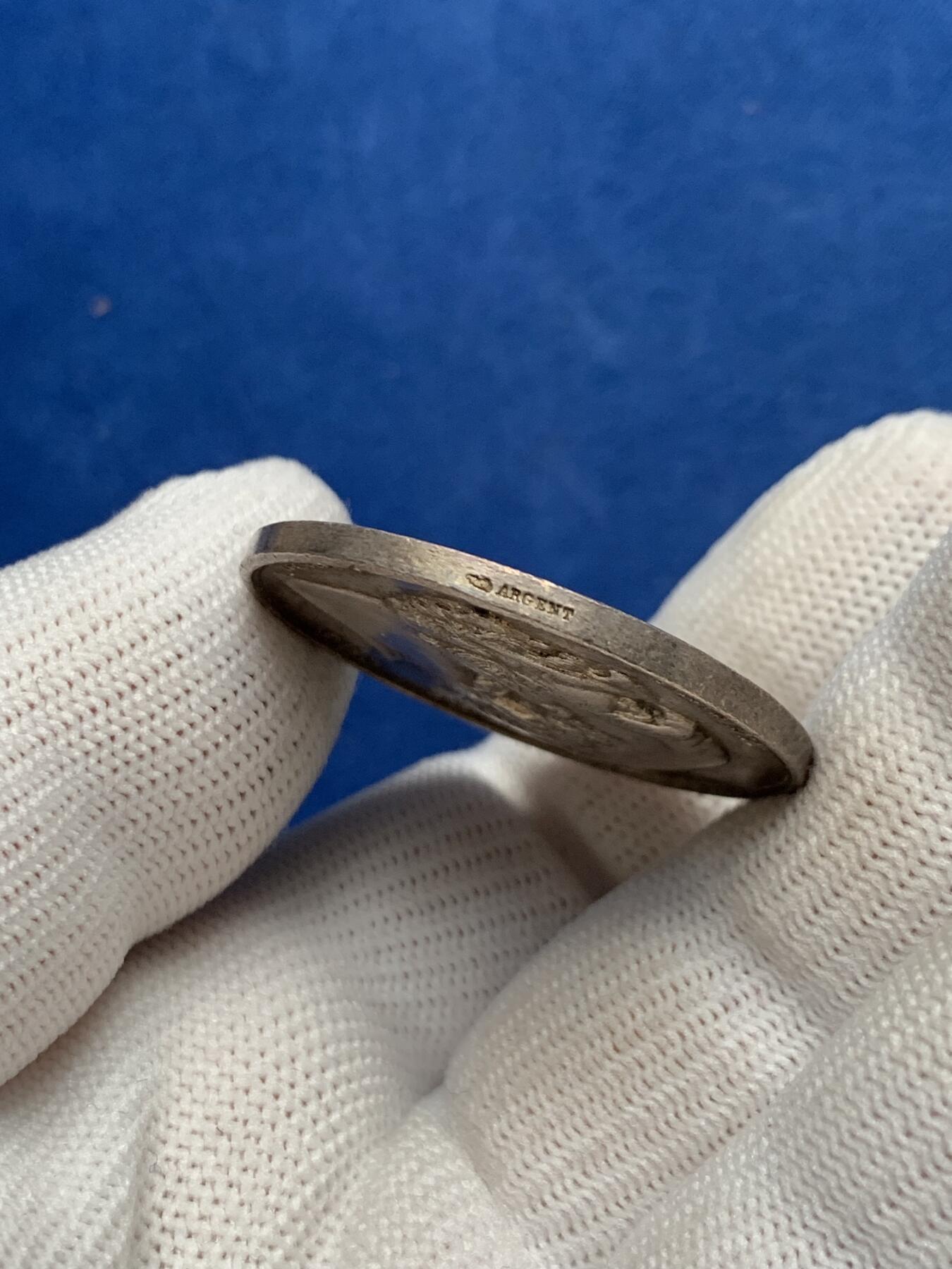 《竞宝斋》第281场- 周日，周一 ，周二3场连拍 （全场包邮） 法国巴黎医学协会公共援助银质代币，医学之父希波克拉底，背面是嗷嗷待哺的小鹈鹕，18.19g，34.5mm，丰饶角边铭