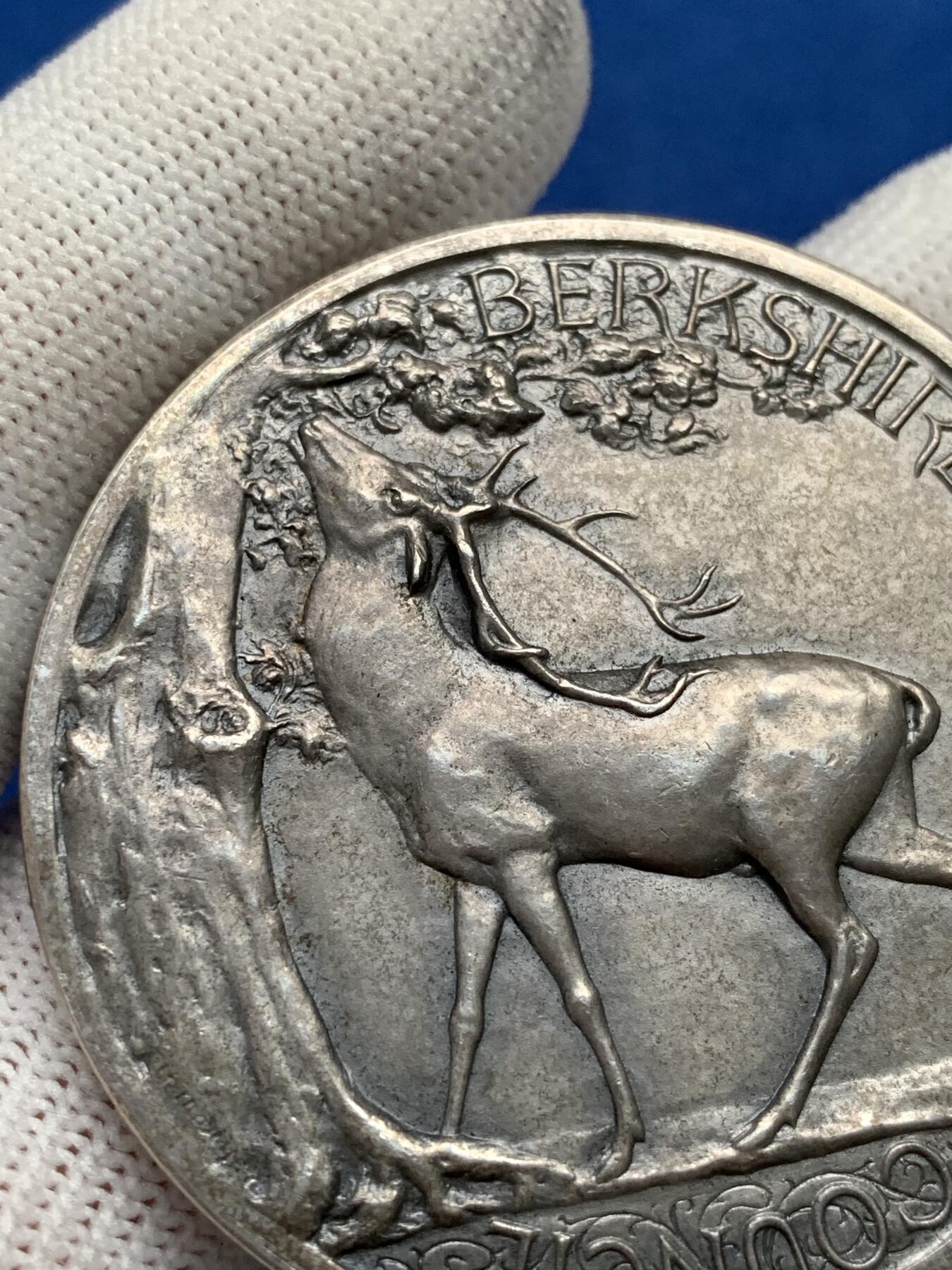 《竞宝斋》第281场- 周日，周一 ，周二3场连拍 （全场包邮） 英国伯克郡产蛋比赛银质奖章，（CH Jeanes，因在第一部分获得钢笔第一名而获奖），72.35g，50.8mm，带盒子