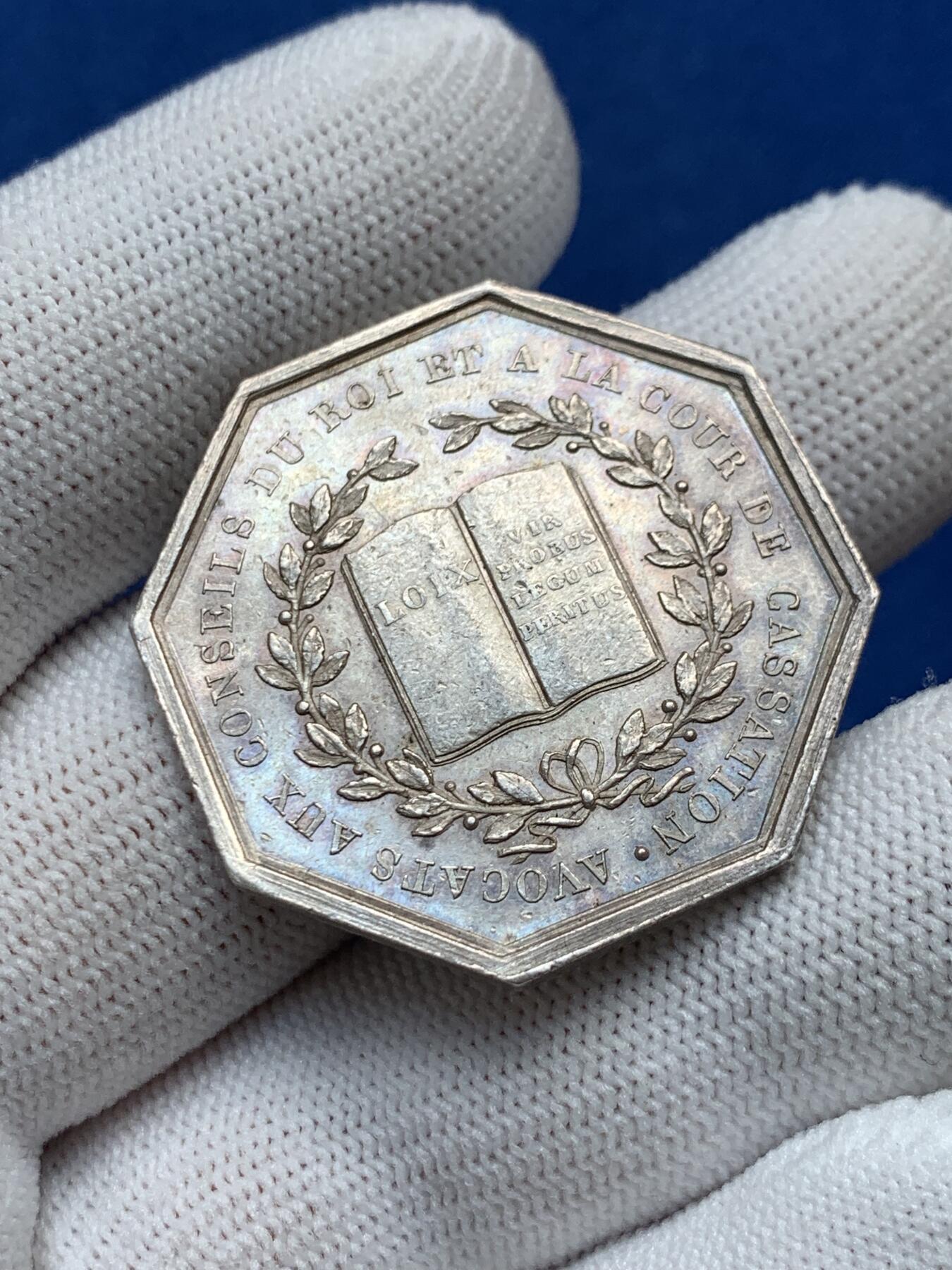 《竞宝斋》第281场- 周日，周一 ，周二3场连拍 （全场包邮） 法国八角银章，路易十八头像国王委员会和最高法院律师，16.26g，34.2mm，早期无边铭