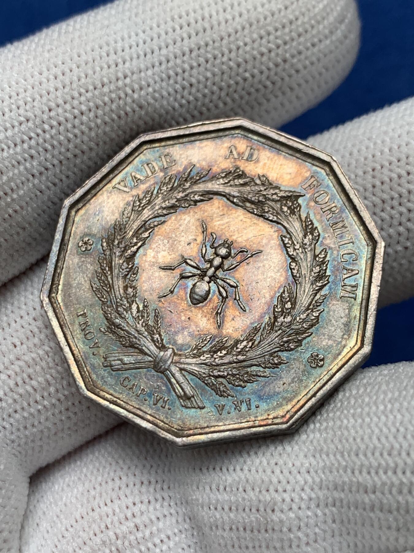 《竞宝斋》第281场- 周日，周一 ，周二3场连拍 （全场包邮） 法国八角银质代币，里昂储蓄银行，像蚂蚁般一点点储藏，16.05g，32.7mm，手指边铭