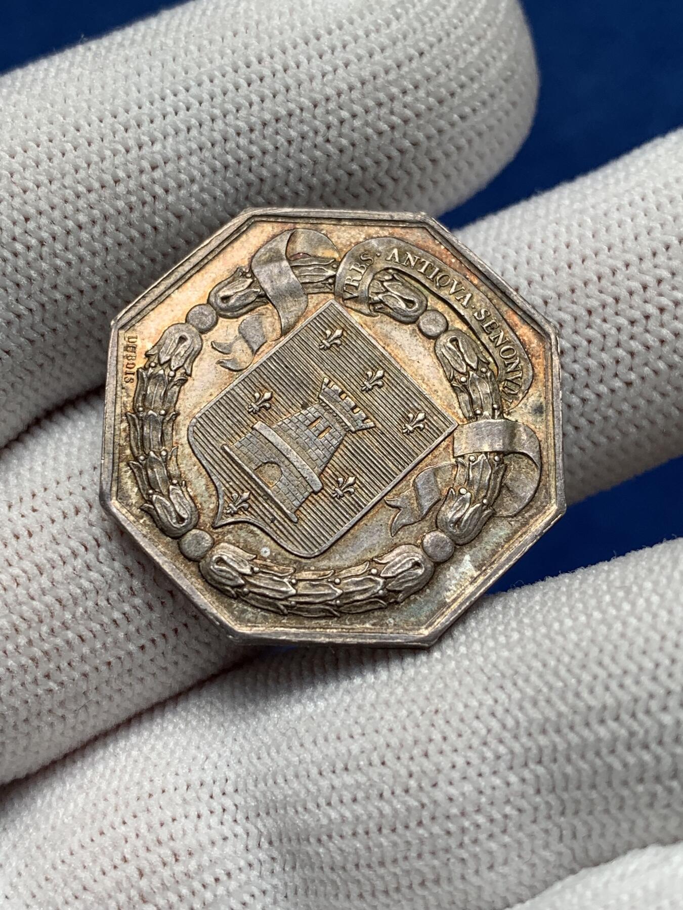 《竞宝斋》第281场- 周日，周一 ，周二3场连拍 （全场包邮） 法国桑斯区考古学会八角银jeton，27.7mm，8.34克，丰饶角1+ARGENT边铭