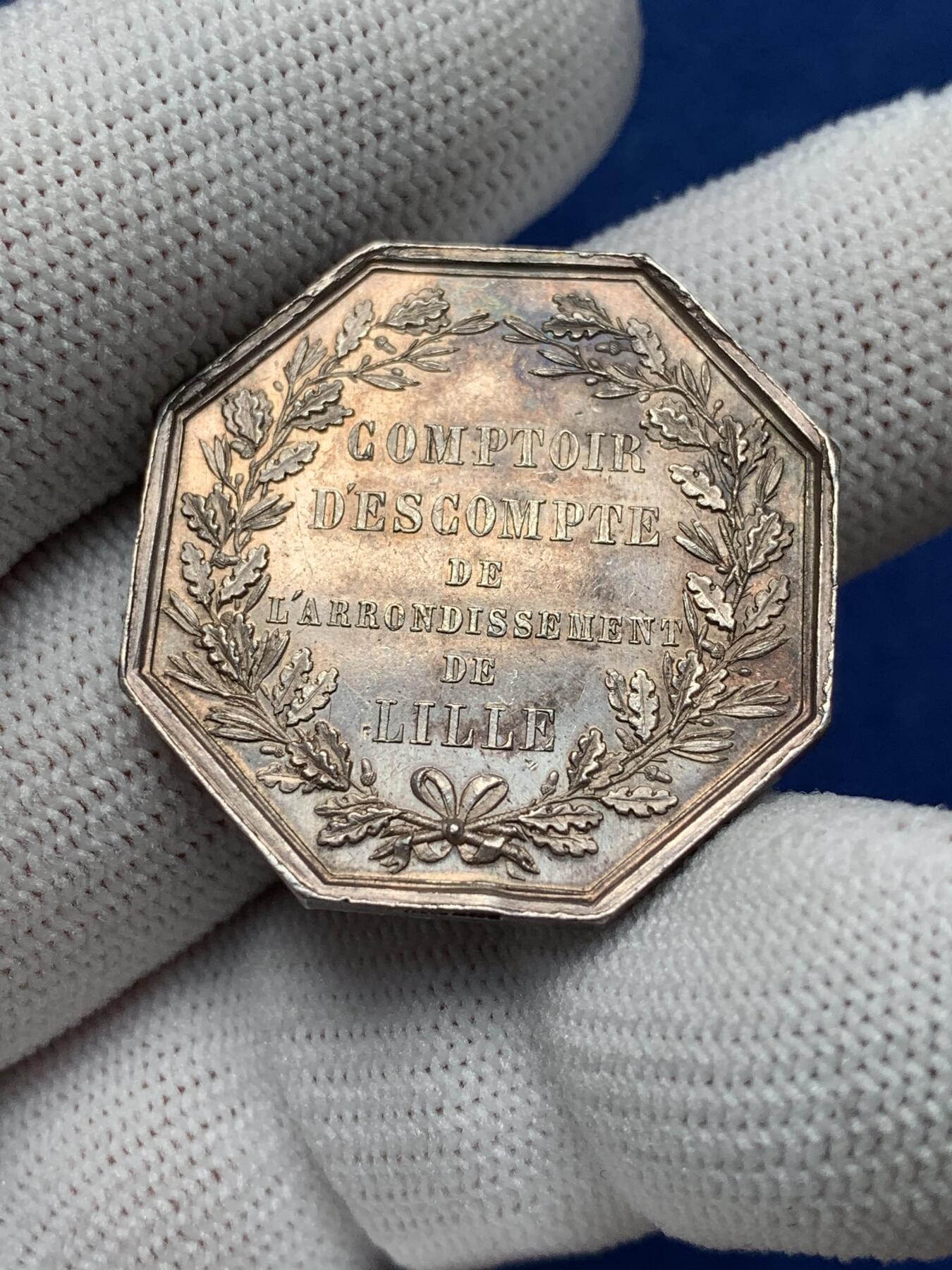 《竞宝斋》第281场- 周日，周一 ，周二3场连拍 （全场包邮） 法国八角银质代币，里尔贴现银行，14.32g，29.6mm，手指边铭