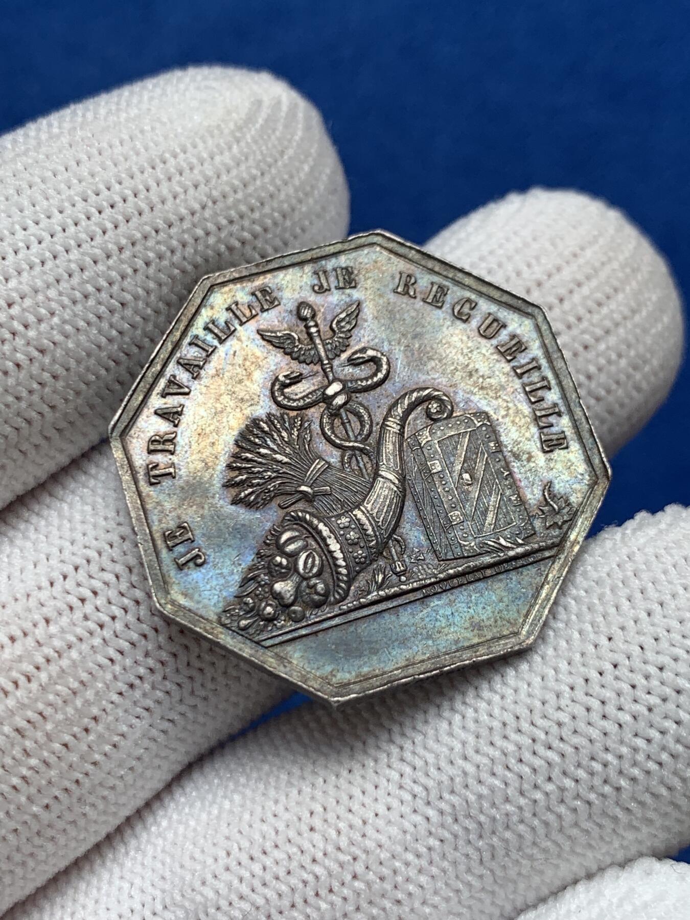 《竞宝斋》第281场- 周日，周一 ，周二3场连拍 （全场包邮） 1837年卢瓦尔皮提维尔储蓄银行八角银jeton，正面铭文：我工作我收集 28.8mm，11.8克，蜜蜂+ARGENT边铭