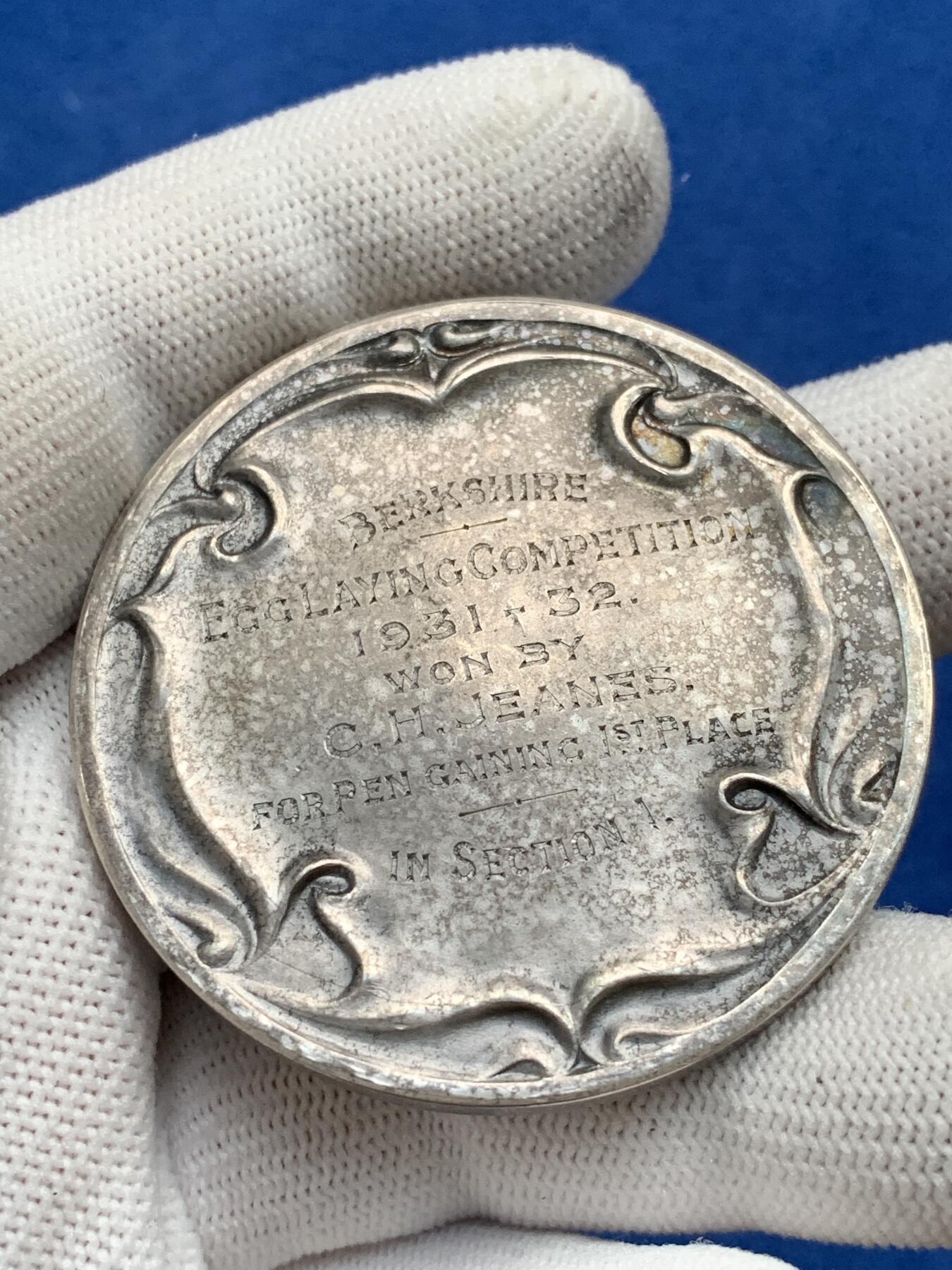 《竞宝斋》第281场- 周日，周一 ，周二3场连拍 （全场包邮） 英国伯克郡产蛋比赛银质奖章，（CH Jeanes，因在第一部分获得钢笔第一名而获奖），72.35g，50.8mm，带盒子