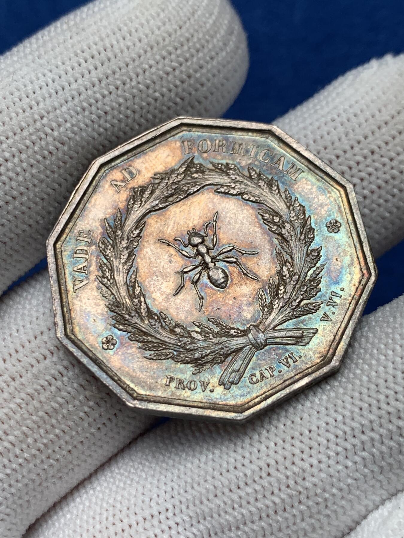 《竞宝斋》第281场- 周日，周一 ，周二3场连拍 （全场包邮） 法国八角银质代币，里昂储蓄银行，像蚂蚁般一点点储藏，16.05g，32.7mm，手指边铭