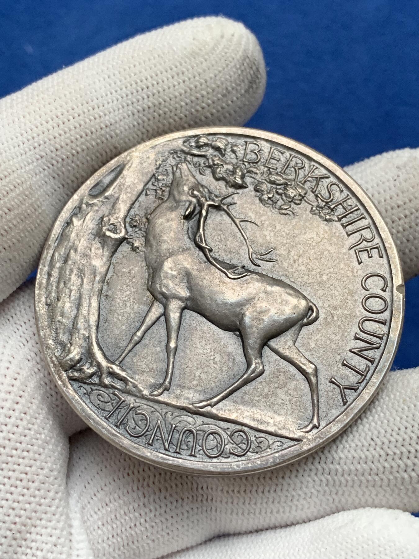 《竞宝斋》第281场- 周日，周一 ，周二3场连拍 （全场包邮） 英国伯克郡产蛋比赛银质奖章，（CH Jeanes，因在第一部分获得钢笔第一名而获奖），72.35g，50.8mm，带盒子