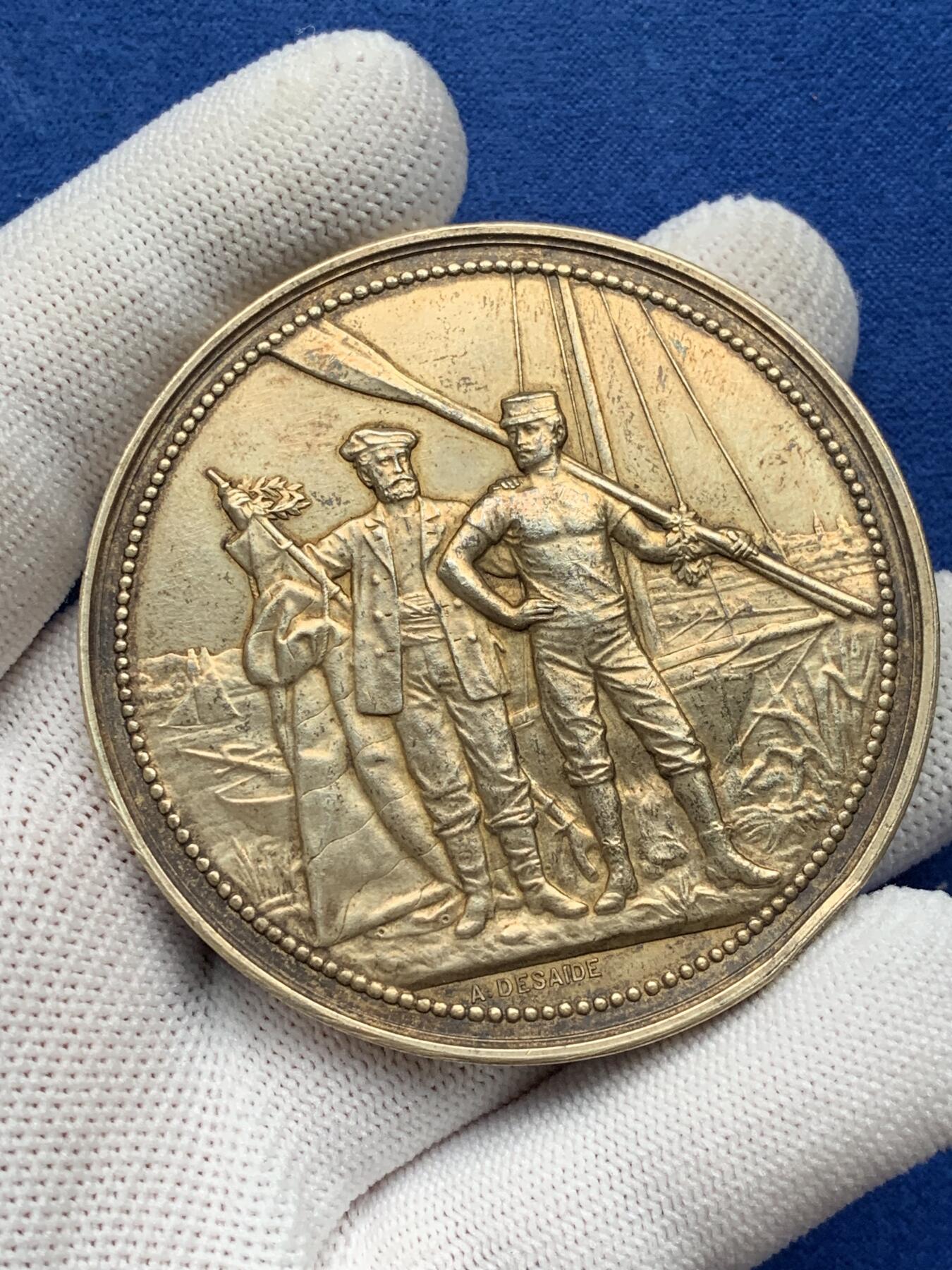 《竞宝斋》第281场- 周日，周一 ，周二3场连拍 （全场包邮） 法国拉梅勒拉耶帆船赛镀金银章，91.14g，59.3mm，丰饶角边铭，边铭处有磕