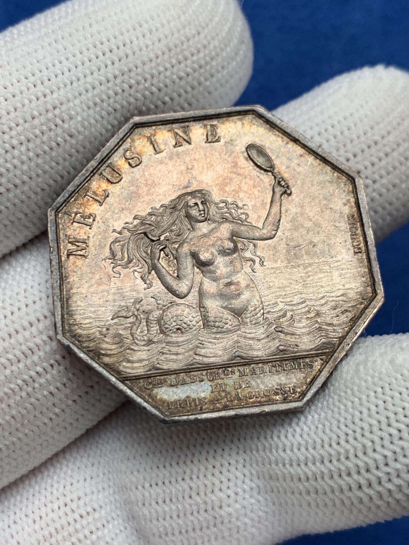 《竞宝斋》第281场- 周日，周一 ，周二3场连拍 （全场包邮） 法国海洋保险公司美人鱼海妖八角银质代币，海边梳洗的梅卢辛，17.12g，33.3mm，制造于1832-1841年的神灯边铭