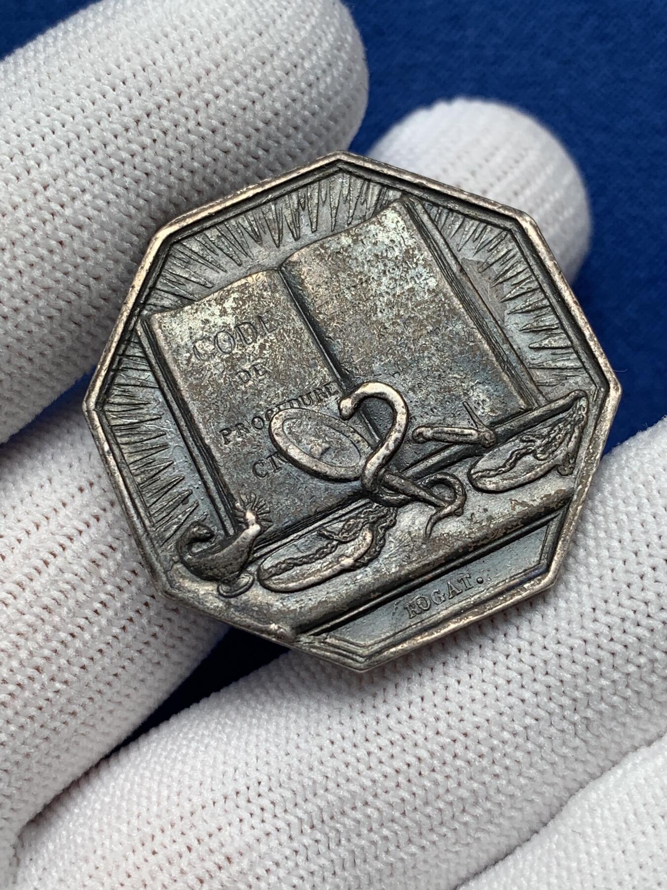 《竞宝斋》第281场- 周日，周一 ，周二3场连拍 （全场包邮） 法国八角银质代币，塞纳河省法警院，17.00g，33.3mm，油灯边铭，边有磨损