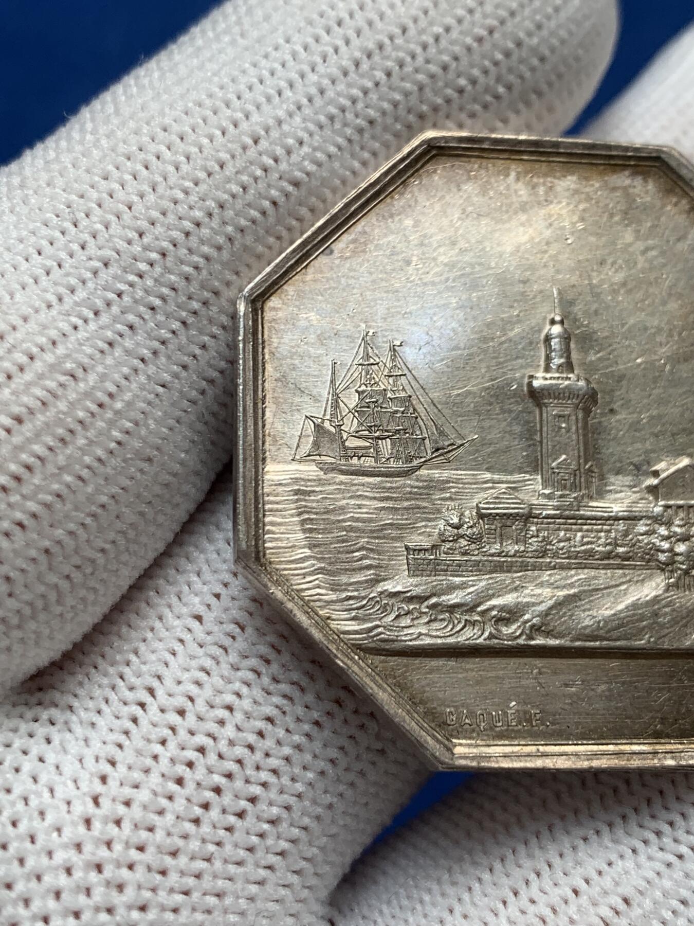 《竞宝斋》第281场- 周日，周一 ，周二3场连拍 （全场包邮） 法国勒阿弗尔私人保险八角银jeton，36mm，19.12克，蜜蜂+ARGENT边铭