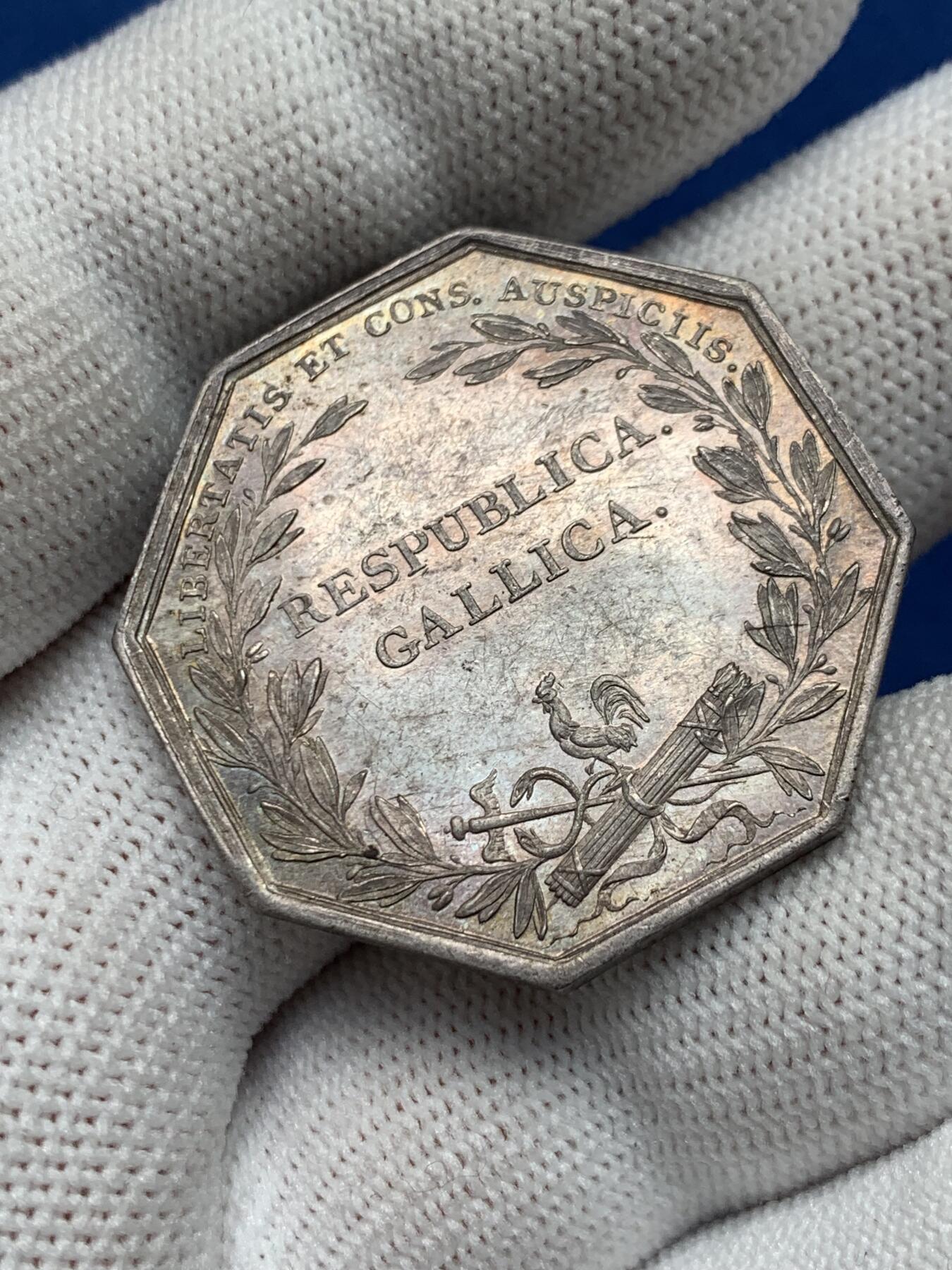 《竞宝斋》第281场- 周日，周一 ，周二3场连拍 （全场包邮） 法国加利卡州库里亚荷商业委员会八角银jeton，33.2mm，15.5克，早期无边铭