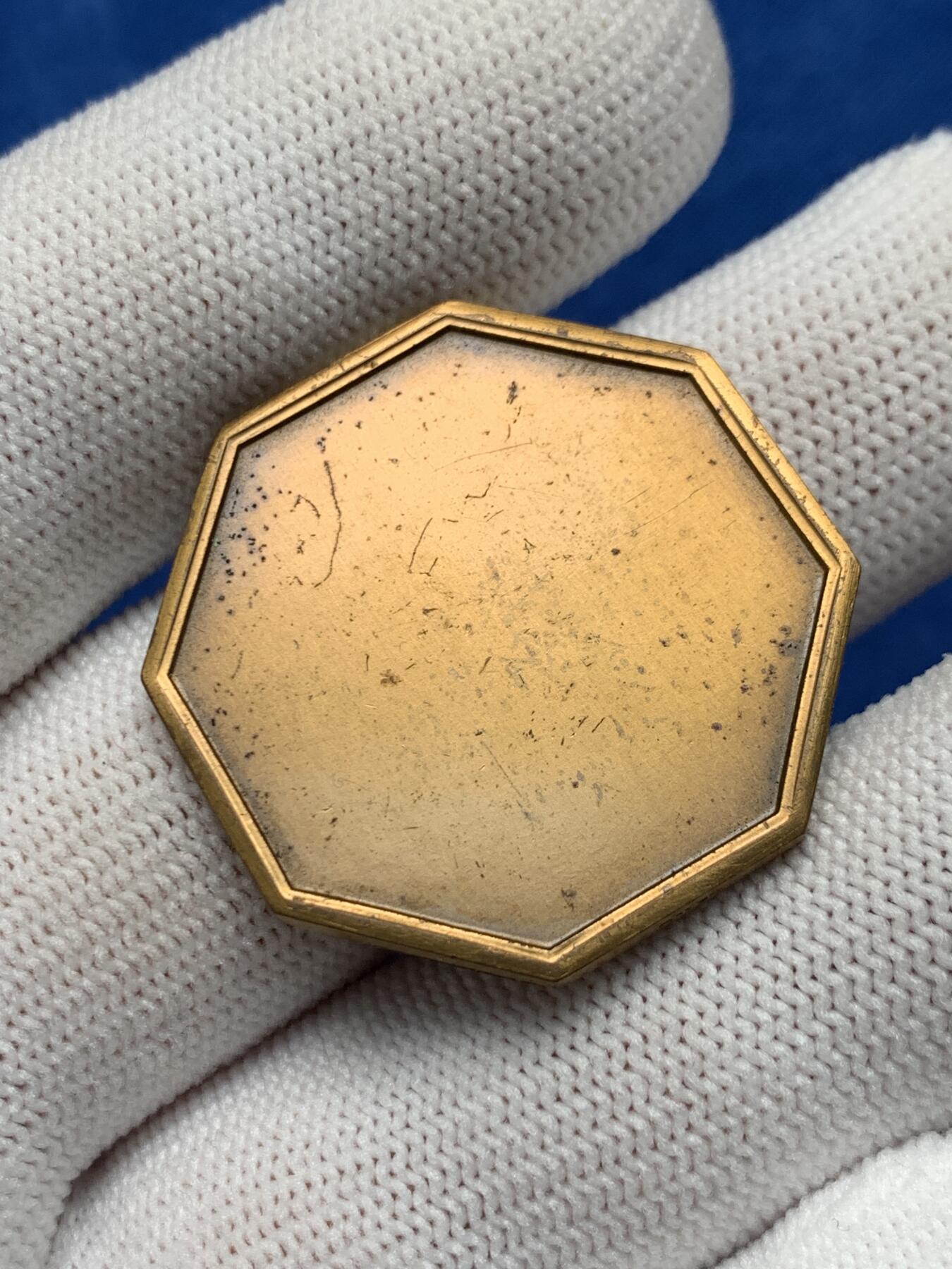 《竞宝斋》第281场- 周日，周一 ，周二3场连拍 （全场包邮） 法国爱情题材铜八角，丘比特与玫瑰，铭文：他到处飞，重12.3克 直径31mm 边铭丰饶角+BR铜标