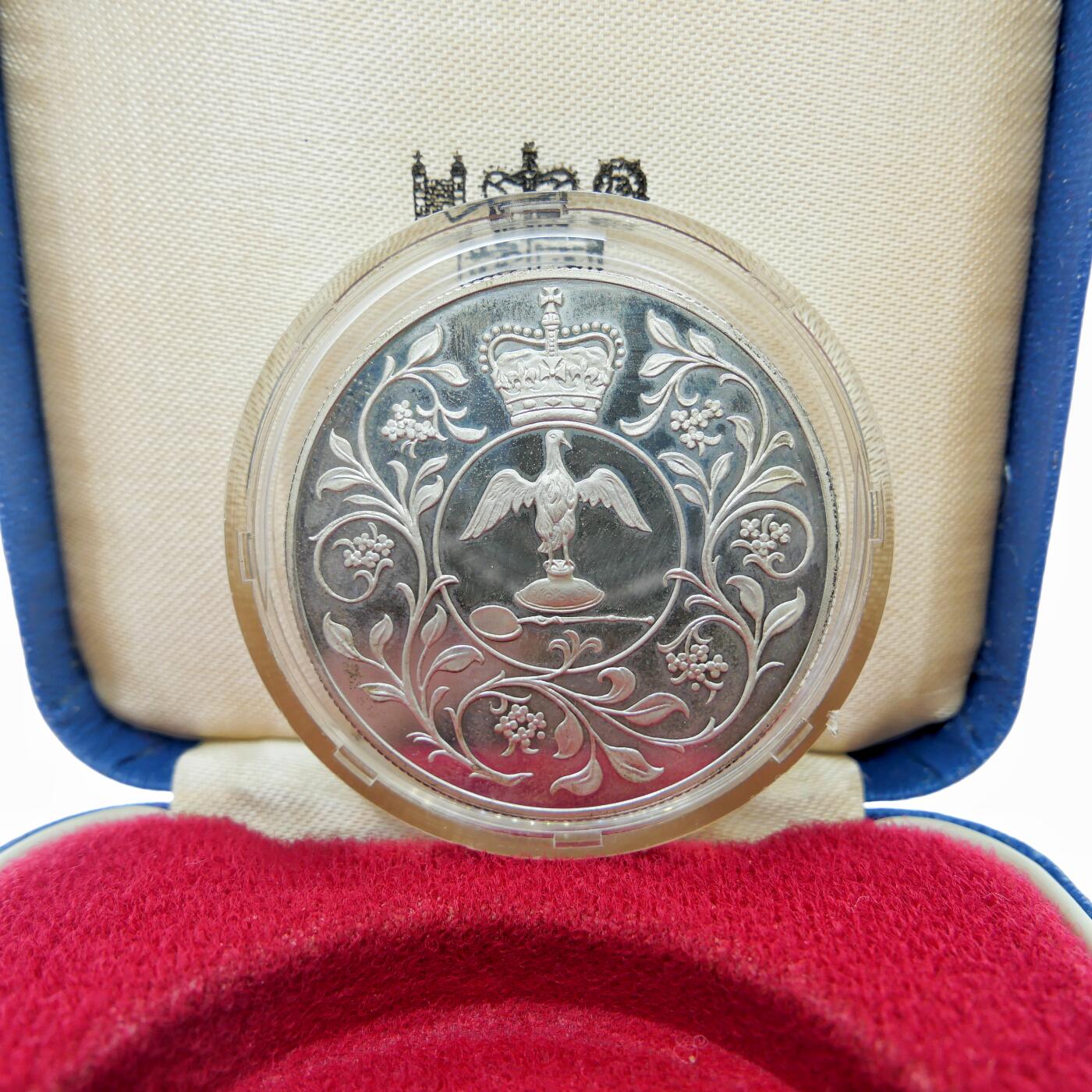 【麦稀奇世界钱币展】勋交所6月15日展会拍卖 英国伊丽莎白二世登基25周年银币章