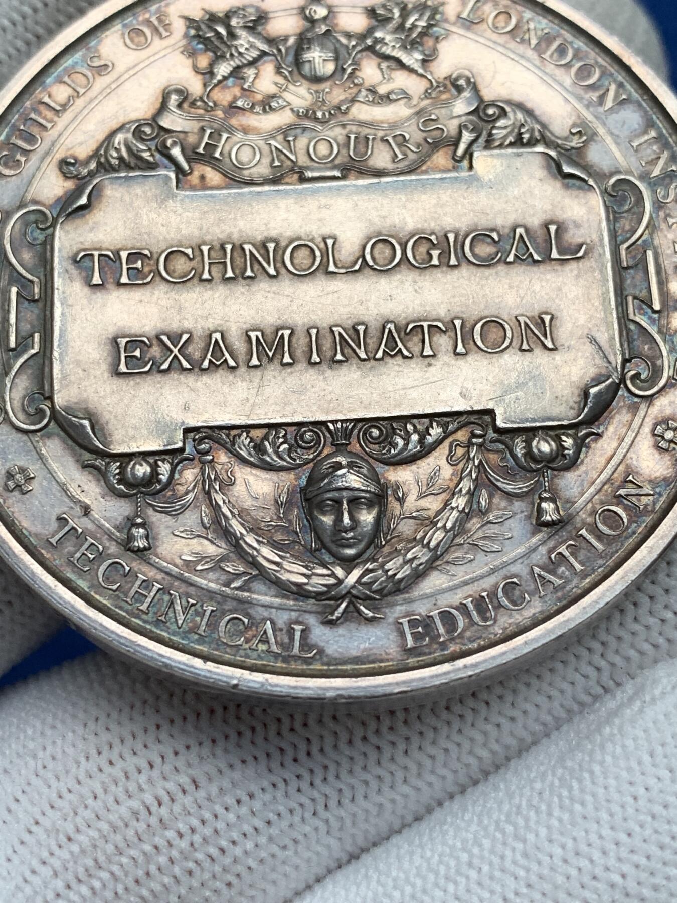 《竞宝斋》第281场- 周日，周一 ，周二3场连拍 （全场包邮） 英国1897年伦敦城市行业协会银质奖章，威尔士亲王，未来的爱德华七世，74.8g，51.2mm