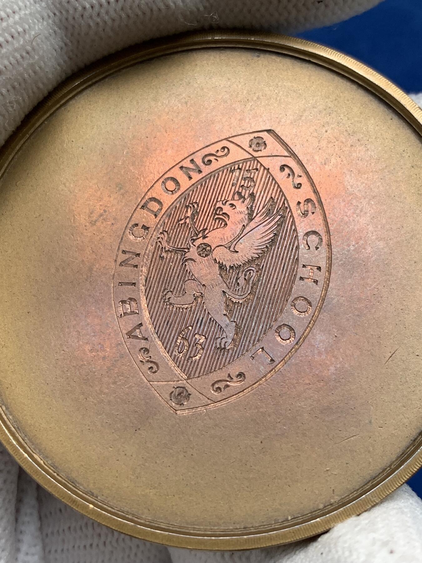 《竞宝斋》第281场- 周日，周一 ，周二3场连拍 （全场包邮） 英国阿宾登学校体操铜质奖章，手工雕刻的狮鹫图案，52.66g，51.3mm，带原盒