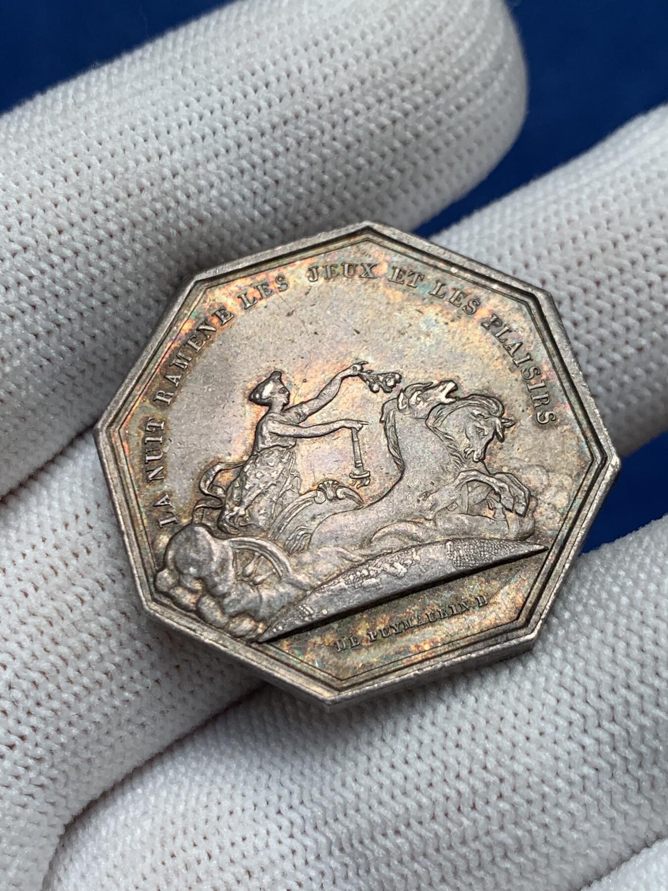 《竞宝斋》第281场- 周日，周一 ，周二3场连拍 （全场包邮） 法国稀少谚语八角银jeton，30.2mm，12.82克，早期无边铭，铭文：夜晚带来游戏和快乐，背面：不要等到黎明归来