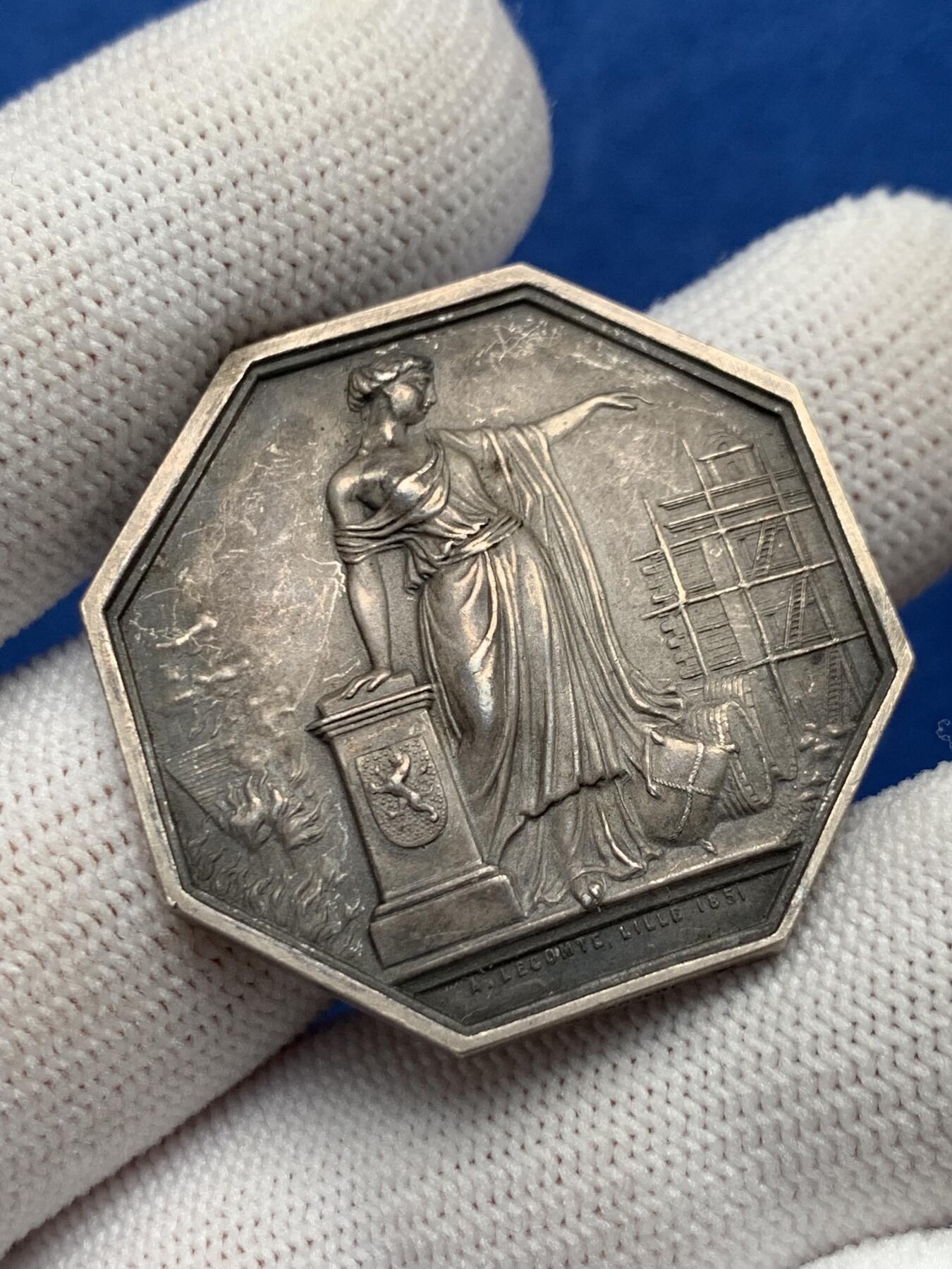 《竞宝斋》第281场- 周日，周一 ，周二3场连拍 （全场包邮） 法国八角银质jeton，北方火灾保险公司，高浮雕，20.70g，34.8mm，边铭：菱形+野猪头ARGENT