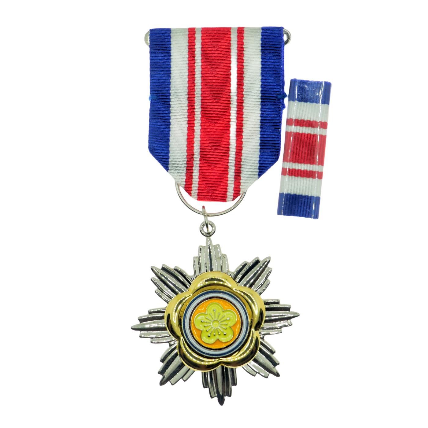 【麦稀奇世界钱币展】勋交所6月15日展会拍卖 宪兵服务15周年奖章，退台后版本