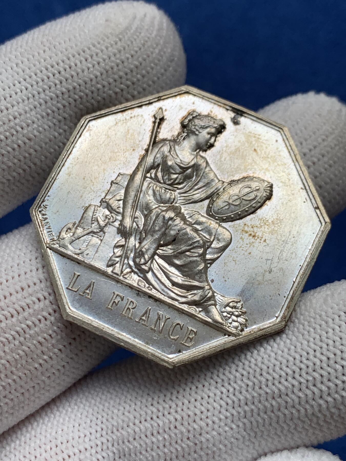 《竞宝斋》第281场- 周日，周一 ，周二3场连拍 （全场包邮） 法国八角银质jeton，法国人寿保险公司，原光好品，19.72g，36.4mm，丰饶角1ARGENT边铭