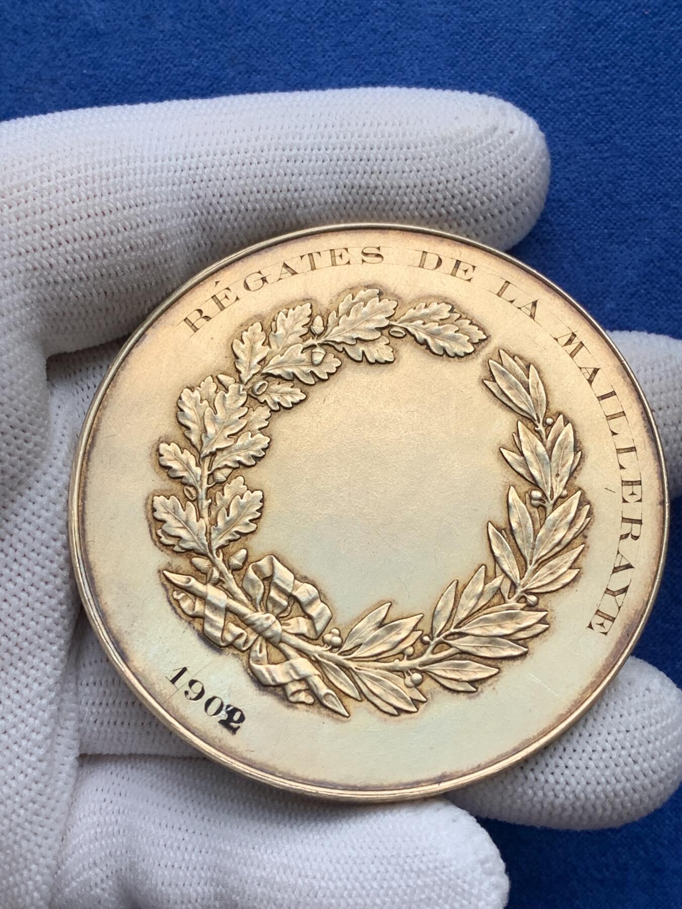 《竞宝斋》第281场- 周日，周一 ，周二3场连拍 （全场包邮） 法国拉梅勒拉耶帆船赛镀金银章，91.14g，59.3mm，丰饶角边铭，边铭处有磕