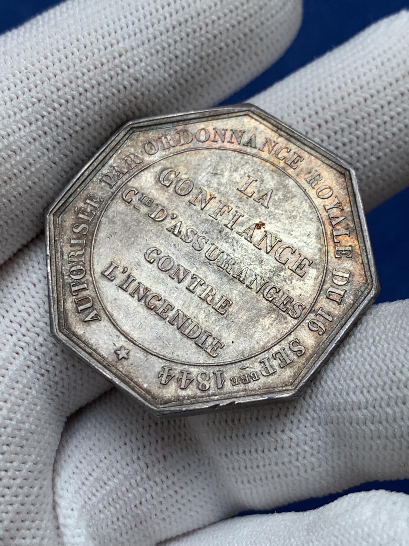 《竞宝斋》第281场- 周日，周一 ，周二3场连拍 （全场包邮） 法国八角银章，火灾保险公司，20.11g，36.3mm，1842-1845船首边铭