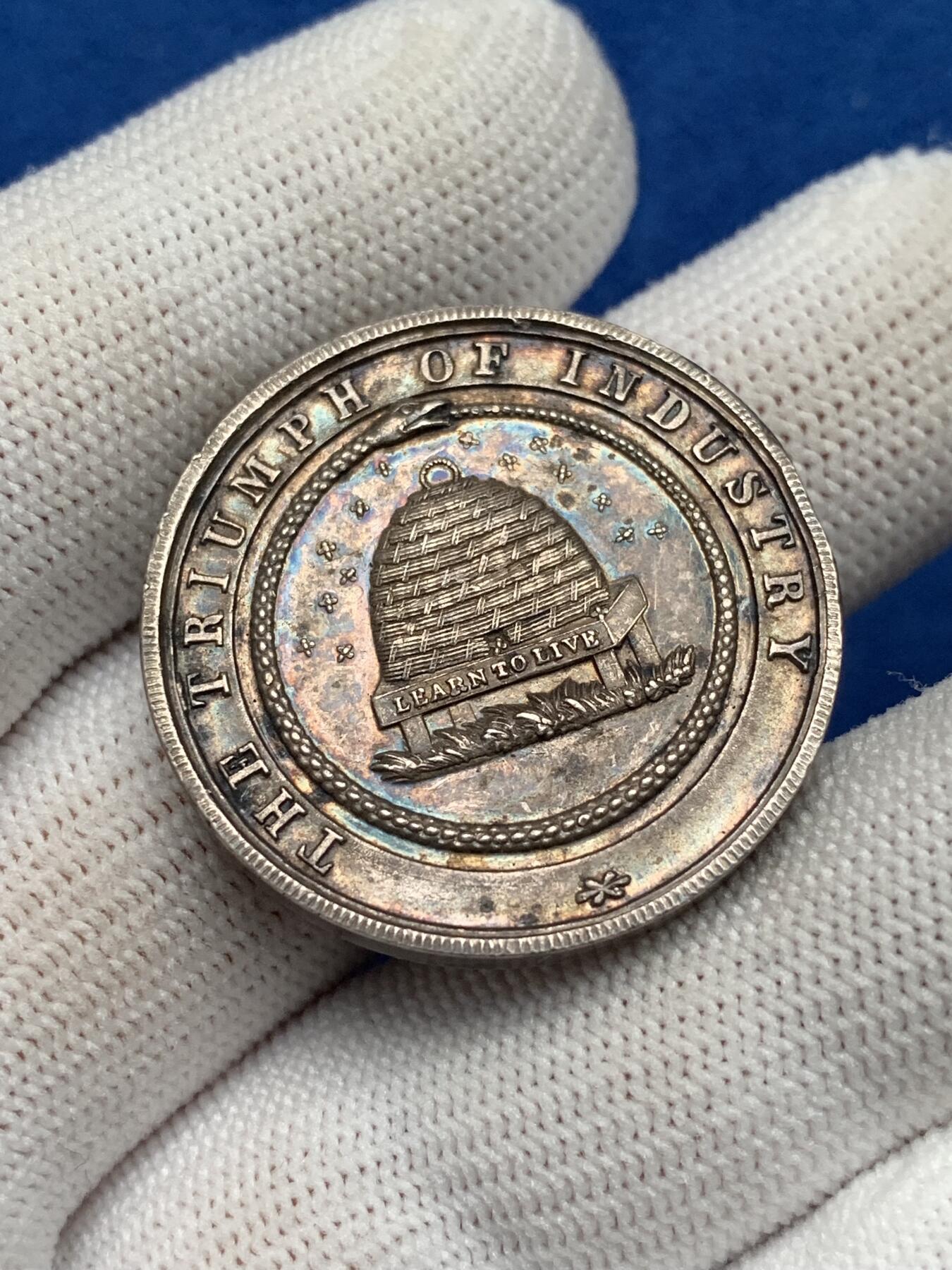 《竞宝斋》第281场- 周日，周一 ，周二3场连拍 （全场包邮） 英国1880年梅登黑德工人俱乐部功绩奖励银质奖章，14.28g，31.3mm，代表生生不息的蛇，带原盒，有轻磕