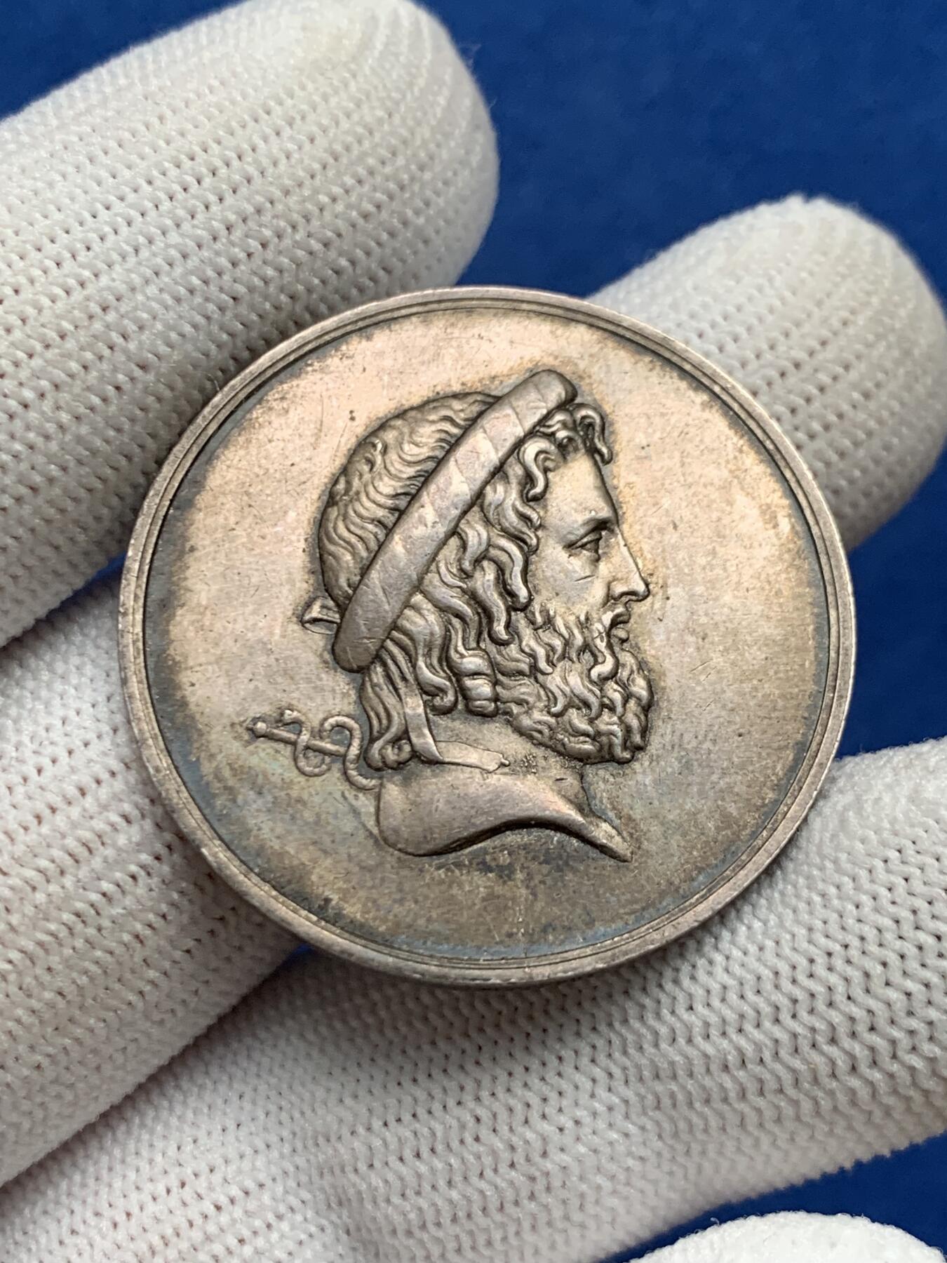 《竞宝斋》第281场- 周日，周一 ，周二3场连拍 （全场包邮） 法国银质代币，巴黎医学协会，医学之父希波克拉底，17.39g，35.2mm，手指边铭