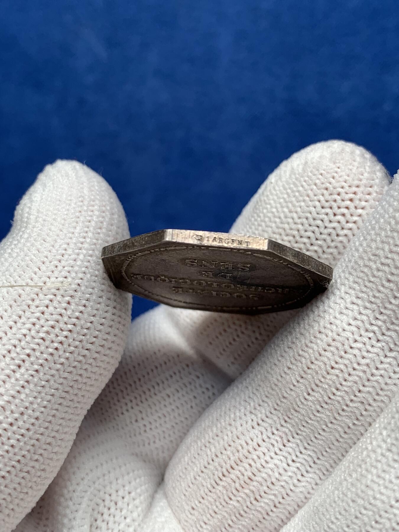 《竞宝斋》第281场- 周日，周一 ，周二3场连拍 （全场包邮） 法国桑斯区考古学会八角银jeton，27.7mm，8.34克，丰饶角1+ARGENT边铭