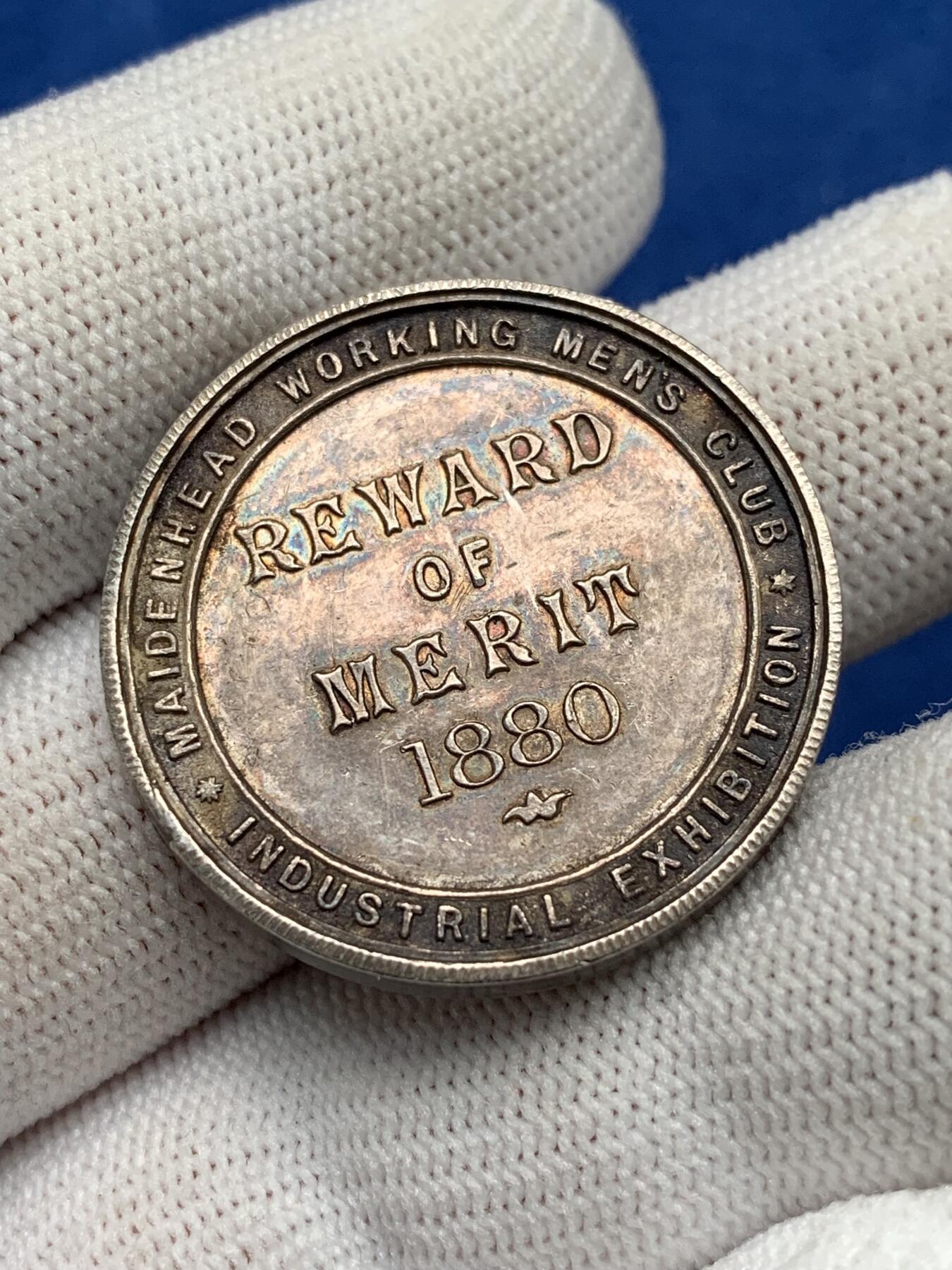 《竞宝斋》第281场- 周日，周一 ，周二3场连拍 （全场包邮） 英国1880年梅登黑德工人俱乐部功绩奖励银质奖章，14.28g，31.3mm，代表生生不息的蛇，带原盒，有轻磕