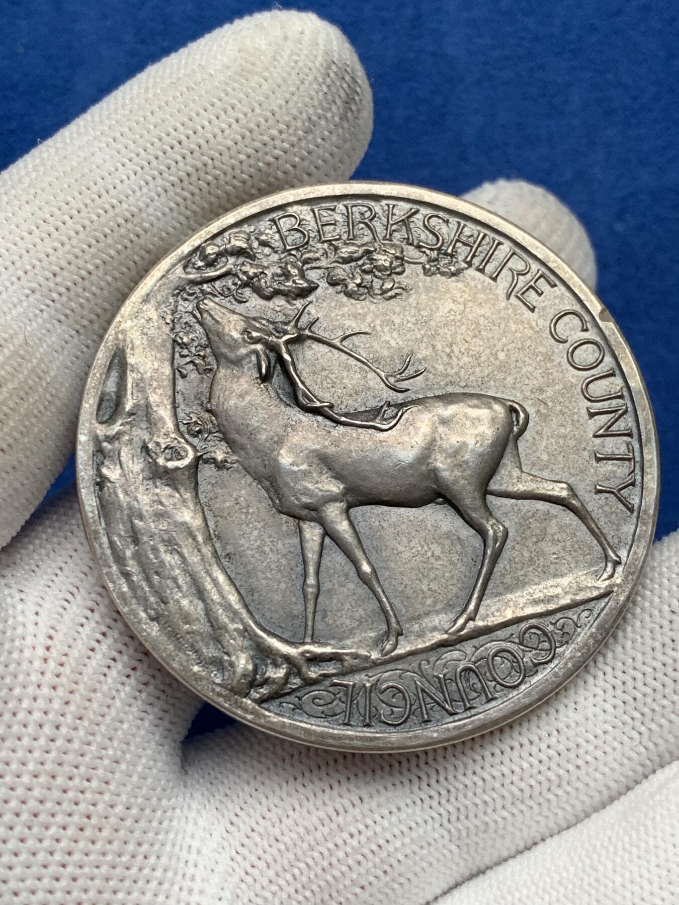 《竞宝斋》第281场- 周日，周一 ，周二3场连拍 （全场包邮） 英国伯克郡产蛋比赛银质奖章，（CH Jeanes，因在第一部分获得钢笔第一名而获奖），72.35g，50.8mm，带盒子