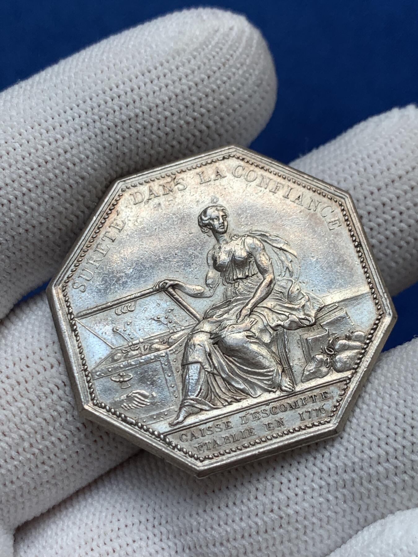 《竞宝斋》第281场- 周日，周一 ，周二3场连拍 （全场包邮） 法国1776年信贷储蓄银行八角银质代币，少见背双狮，19.56g，34.6mm，早期无边铭