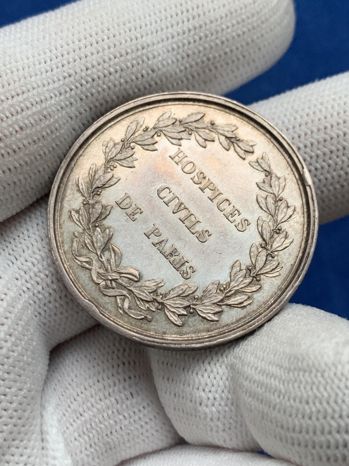 《竞宝斋》第281场- 周日，周一 ，周二3场连拍 （全场包邮） 法国银质代币，巴黎医学协会，医学之父希波克拉底，17.39g，35.2mm，手指边铭