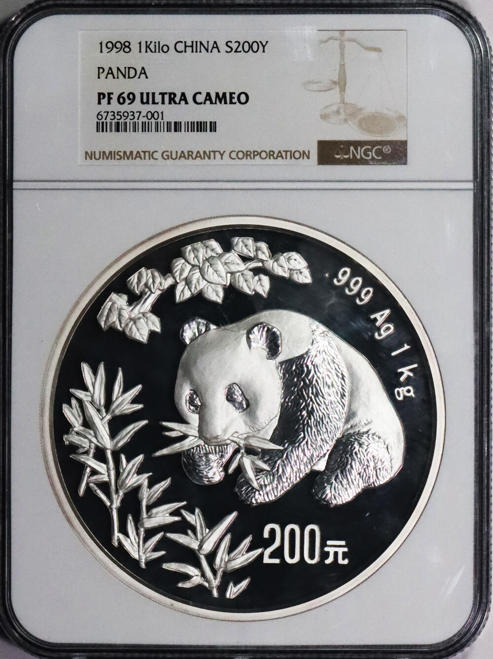 北京阿城哥拍卖2024年春季拍卖会 1998年熊猫纪念1公斤银币 NGC PF69UC 评级编号：6735937-001 描述：1998年熊猫纪念银币一枚，精制，面值200元，重量1公斤，发行量1998枚，NGC PF69UC