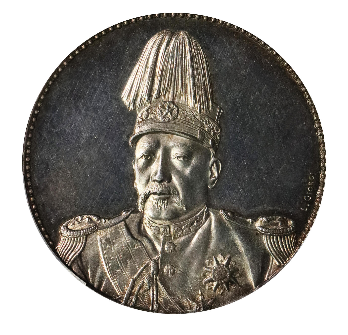 北京阿城哥拍卖2024年春季拍卖会 1914年袁世凯像共和纪念壹圆银币一枚，宣统二年天津造币总厂聘请意大利雕刻师路易•乔治（Luigi Giorgi)负责钱币雕模工作， 民国三年五月，北京政府拟准发行“共和纪念币”壹圆银币，由路易•乔治雕模，天津造币总厂试铸, 纪念币正面为时任大总统袁世凯戎装正面肖像，右侧有雕刻师按西方之惯例缩写“L. GIORGI”字样， 呈送财政部审阅后，认为雕刻师之姓氏缩写置于币面不妥，易误导民众，故去除雕刻