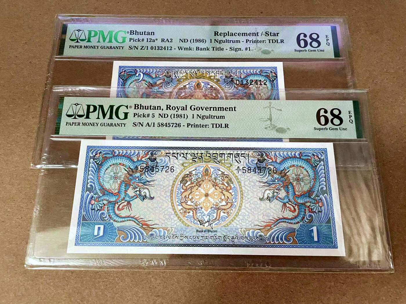 【Blue Auction】✨世界纸币精拍第493期【精】 【一组2张含补号和A/1冠】不丹 1981-86年1努尔特鲁姆PMG68EPQ 超高分