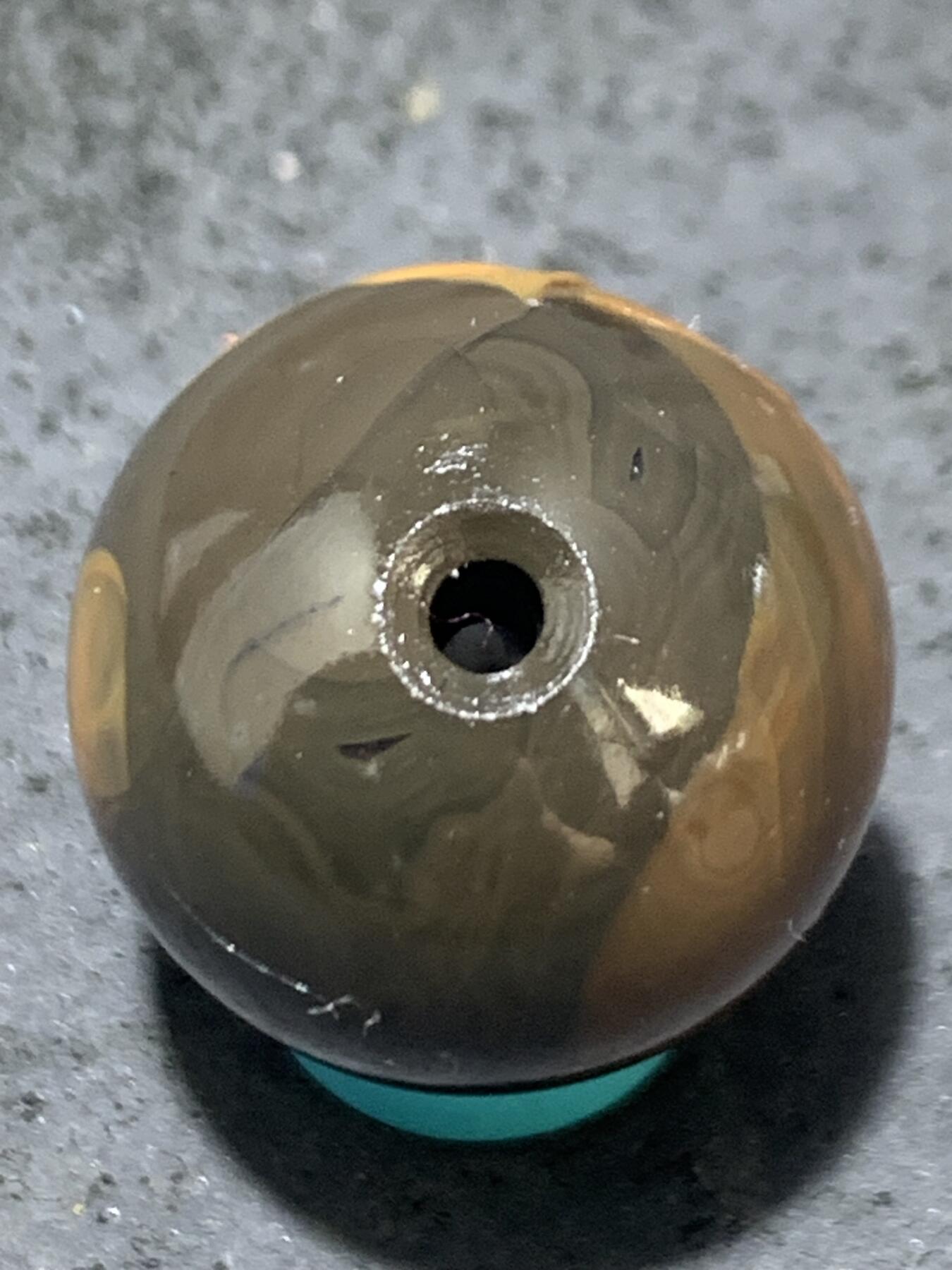 精美亚光战国红玛瑙手工俏色巧雕双鱼随形圆珠一个