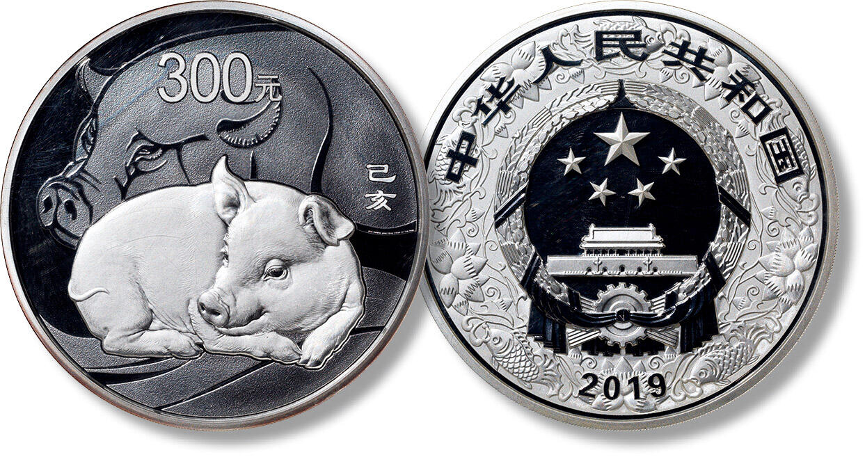 上海匡时2024年春季拍卖会 中国历代钱币专场 2019中国己亥（猪）年1公斤纪念银币一枚，直径：100mm，重量：1公斤，成色：99.9%，面额：300元，最大发行量：10000枚，精制。背面：写实家猪造型，衬以装饰猪首纹样，并刊面额及“己亥”字样。NGC PF69UC，评级编号：6336623-058，附带证书，证书编号：04054