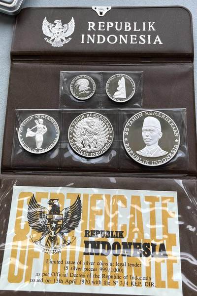 印尼纸币套、古希腊罗马银币、光绪民国铜板、站洋坐洋银币、印尼1970年全银套币经典钱包、马恩黑便士5盎司大银币70满分、法属东京湾六百分之一，各国纪念银币、老铜银币，日本箱馆仙台、琉球当百、秋田锷钱，英国套币、纪念章，彼得堡世界钱币勋章拍卖第100期 - 印尼1970年独立25周年全银套币大钱包，共5枚精制银币。包装全、品相完好如图，近几年涨势迅猛的热门品种，好品市价2.5~3万，评级好分币价格更高