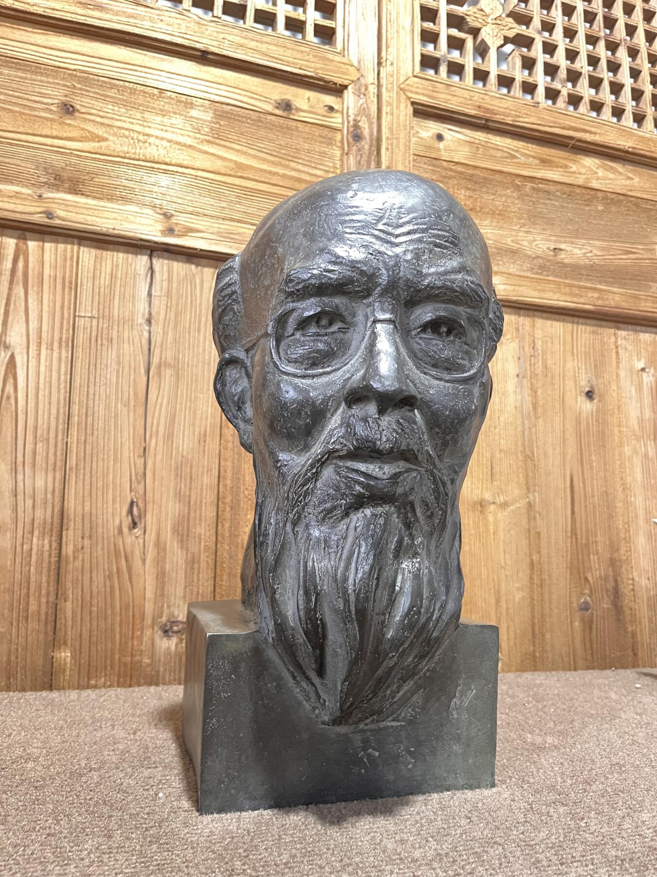 铜齐白石，是中国著名的雕塑大师刘开渠制作而成，齐白石原名纯芝，字渭青，号兰亭，是近现代中国绘画大师，世界文化名人。送礼、收藏佳品，弘扬中华文化！