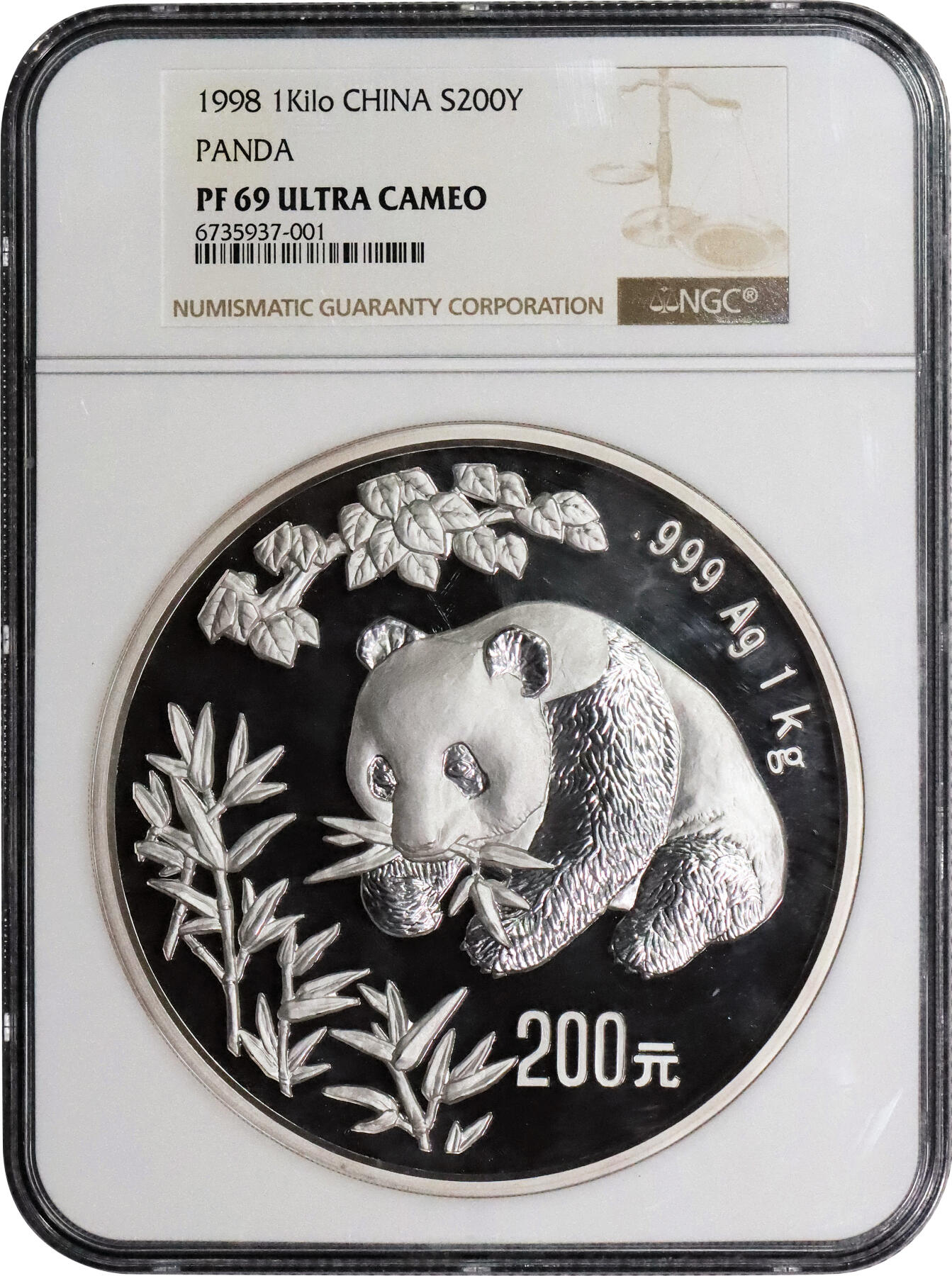 北京阿城哥拍卖2024年春季拍卖会 1998年熊猫纪念1公斤银币 NGC PF69UC 评级编号：6735937-001 描述：1998年熊猫纪念银币一枚，精制，面值200元，重量1公斤，发行量1998枚，NGC PF69UC