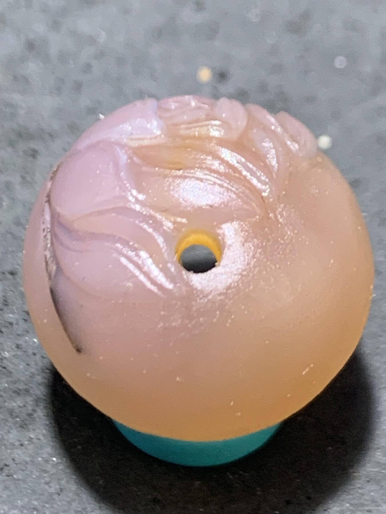 精美高玉化亚光冰粉色海洋玉髓手工俏色巧雕荷花随形圆珠一个！