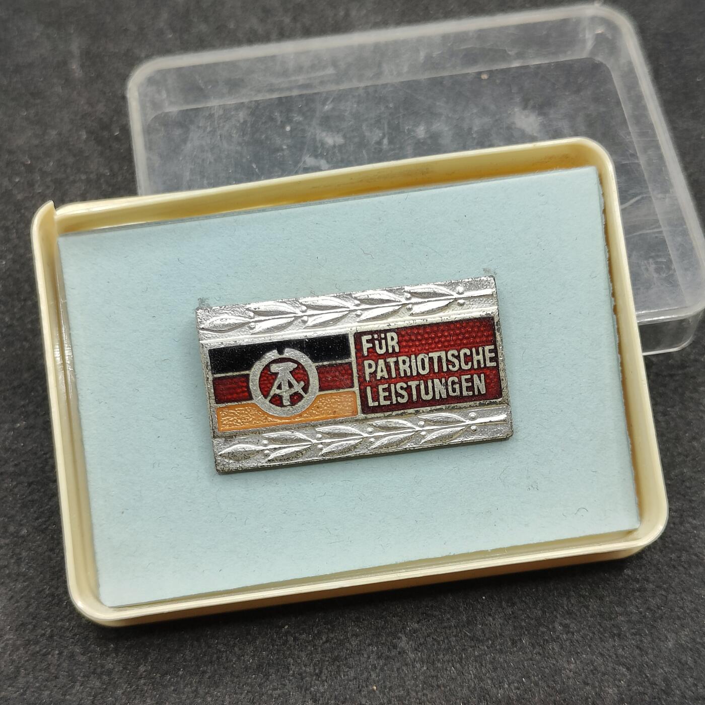 全场0元起拍 第166期 咸鱼国勋章拍卖专场 6月19日（周三）下午6：00开始 东德国民阵线荣誉徽章