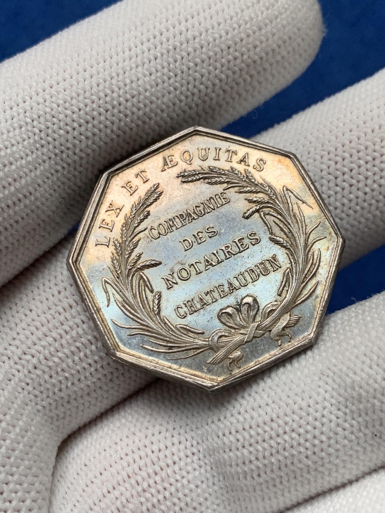 《竞宝斋》第281场- 周日，周一 ，周二3场连拍 （全场包邮） 法国 公证人 八角银质代币 12.35g 30.3mm 丰饶角银标