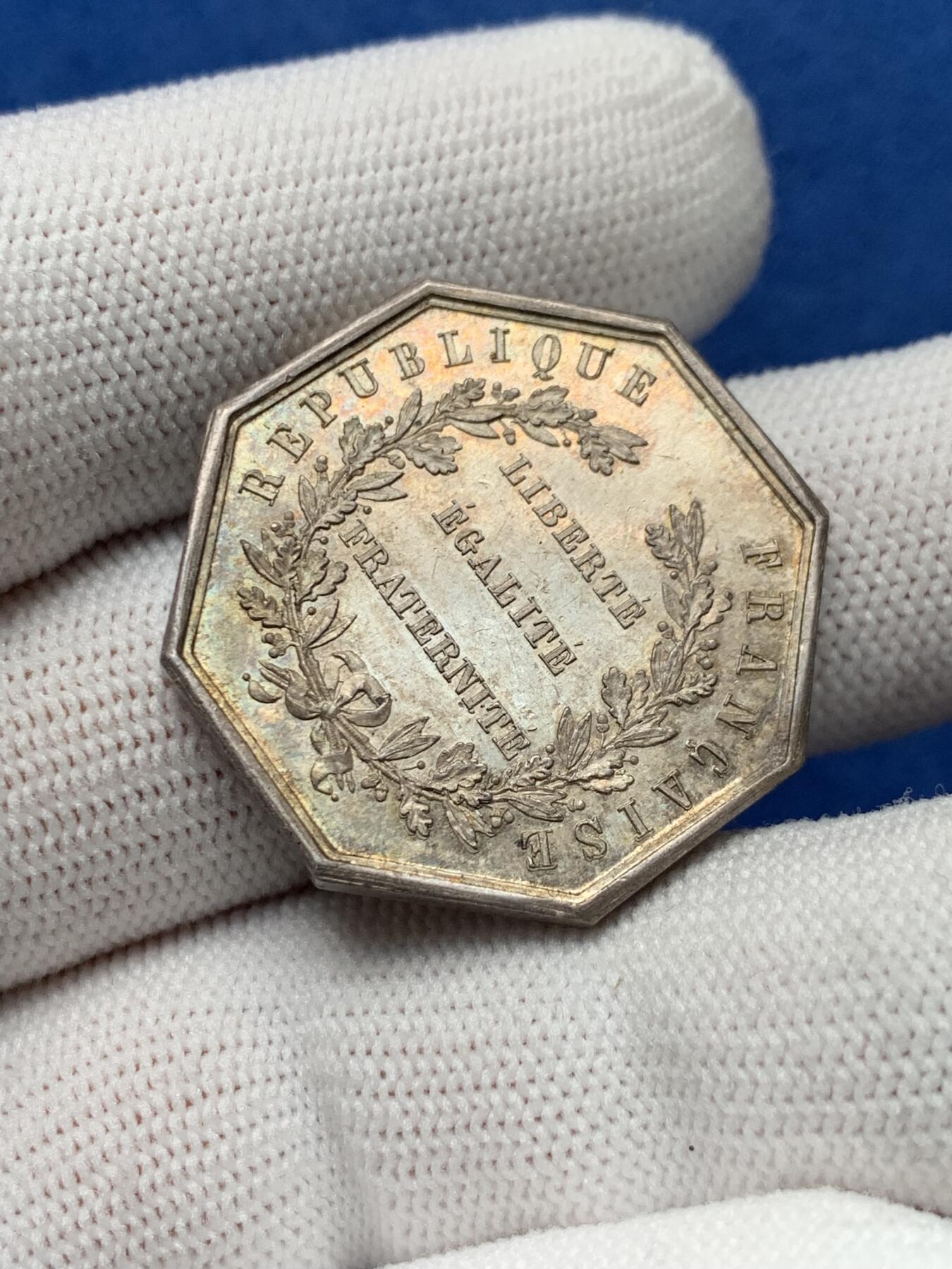 《竞宝斋》第281场- 周日，周一 ，周二3场连拍 （全场包邮） 法国法警社区八角银质代币 30.1mm 14.1g 丰饶角银标 未流通品相 法典上字母清晰 淡淡包浆