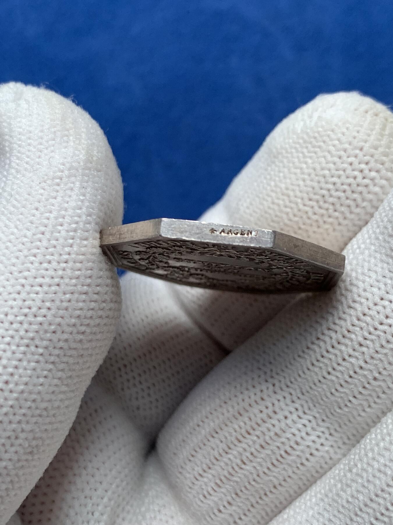 《竞宝斋》第281场- 周日，周一 ，周二3场连拍 （全场包邮） 法国 1860-1879年 公证人 八角银质代币 对角27.2mm 9.7g 蜜蜂边铭银标 五彩好品 精致却不失细节 高点俱在