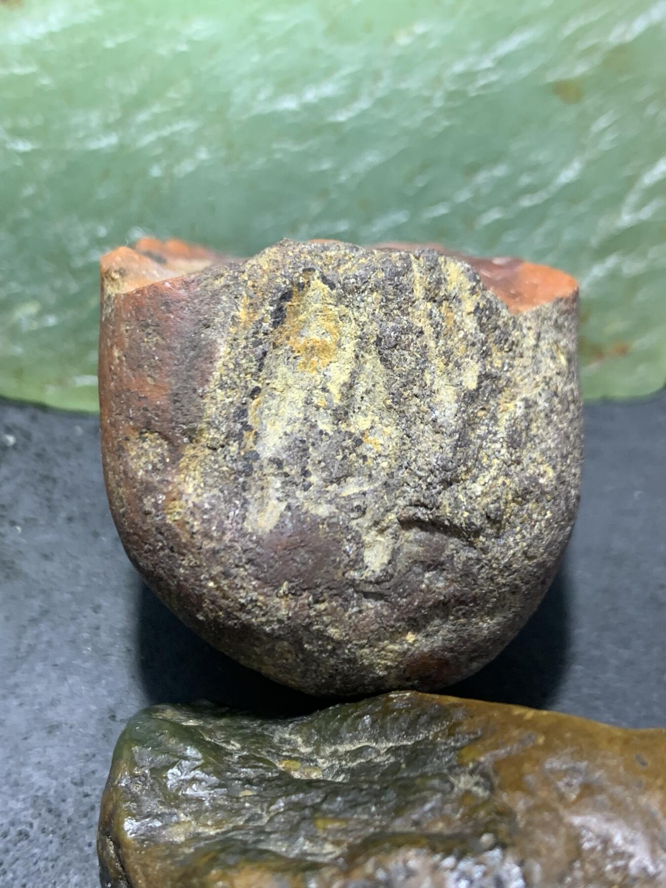 精美铁皮荔枝冻飘红原皮大开窗料南红玛瑙原石一颗，
